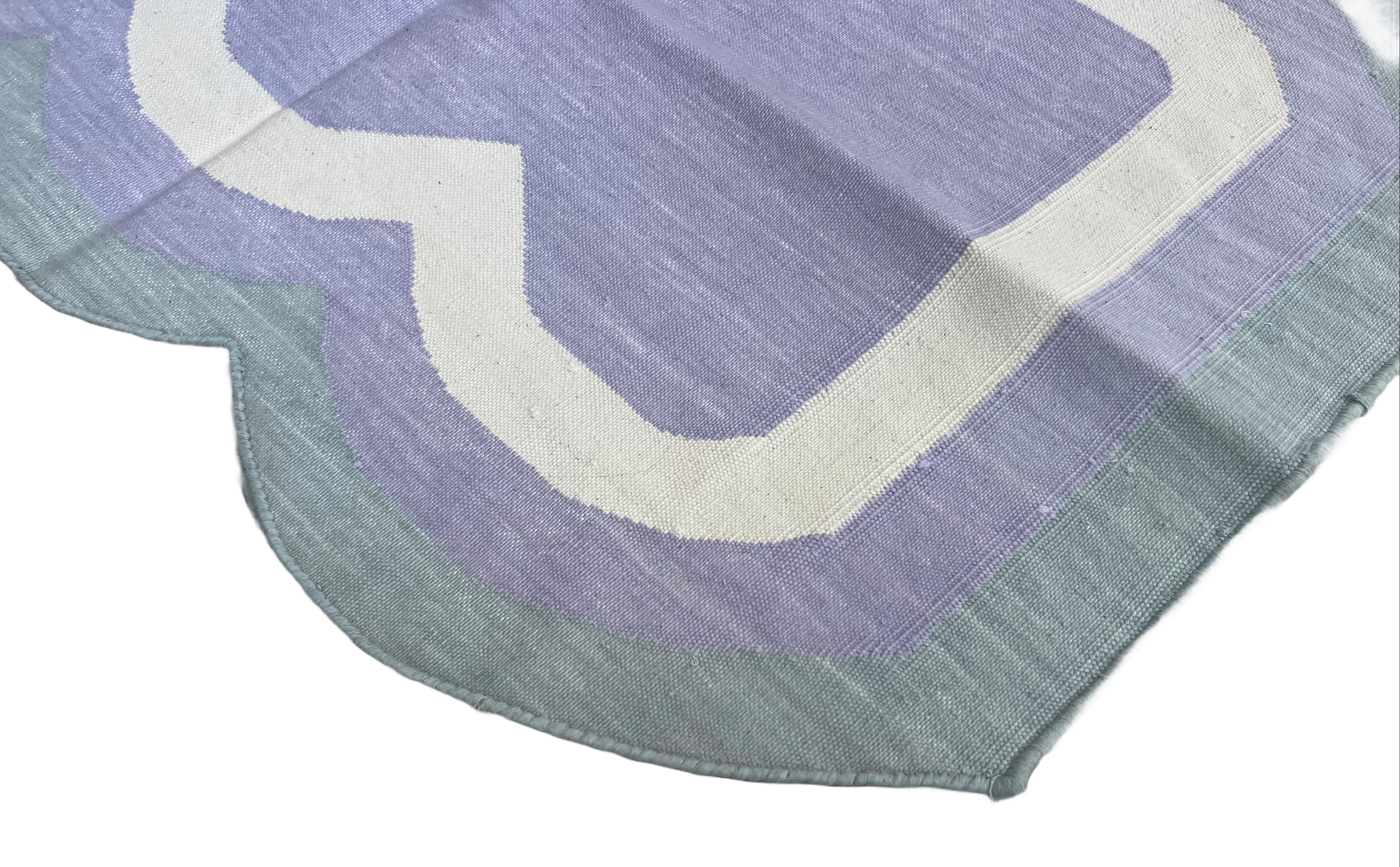 Cotone tinto al vegetale  Tappeto indiano Dhurrie a righe smerlate color lavanda, crema e acqua pallida - 2'x3' (60x90cm) 

Queste speciali dhurry a trama piatta sono tessute a mano con un filo di cotone 100% a 15 strati. A causa delle speciali