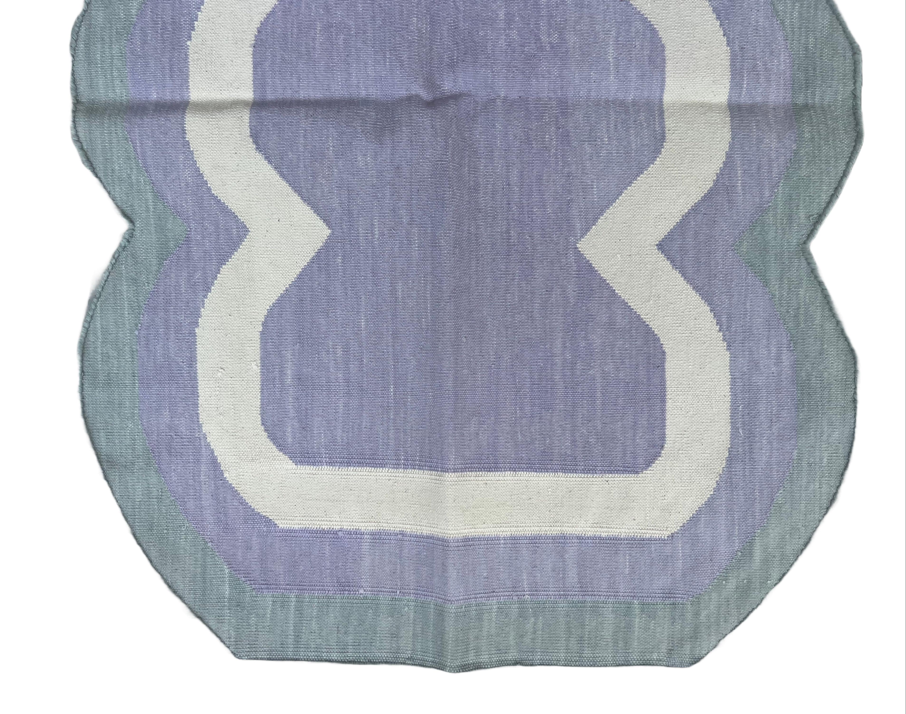 Tessuto a mano Tappeto a tessitura piatta in cotone fatto a mano, 2x3 lavanda, grigio smerlato indiano Dhurrie in vendita