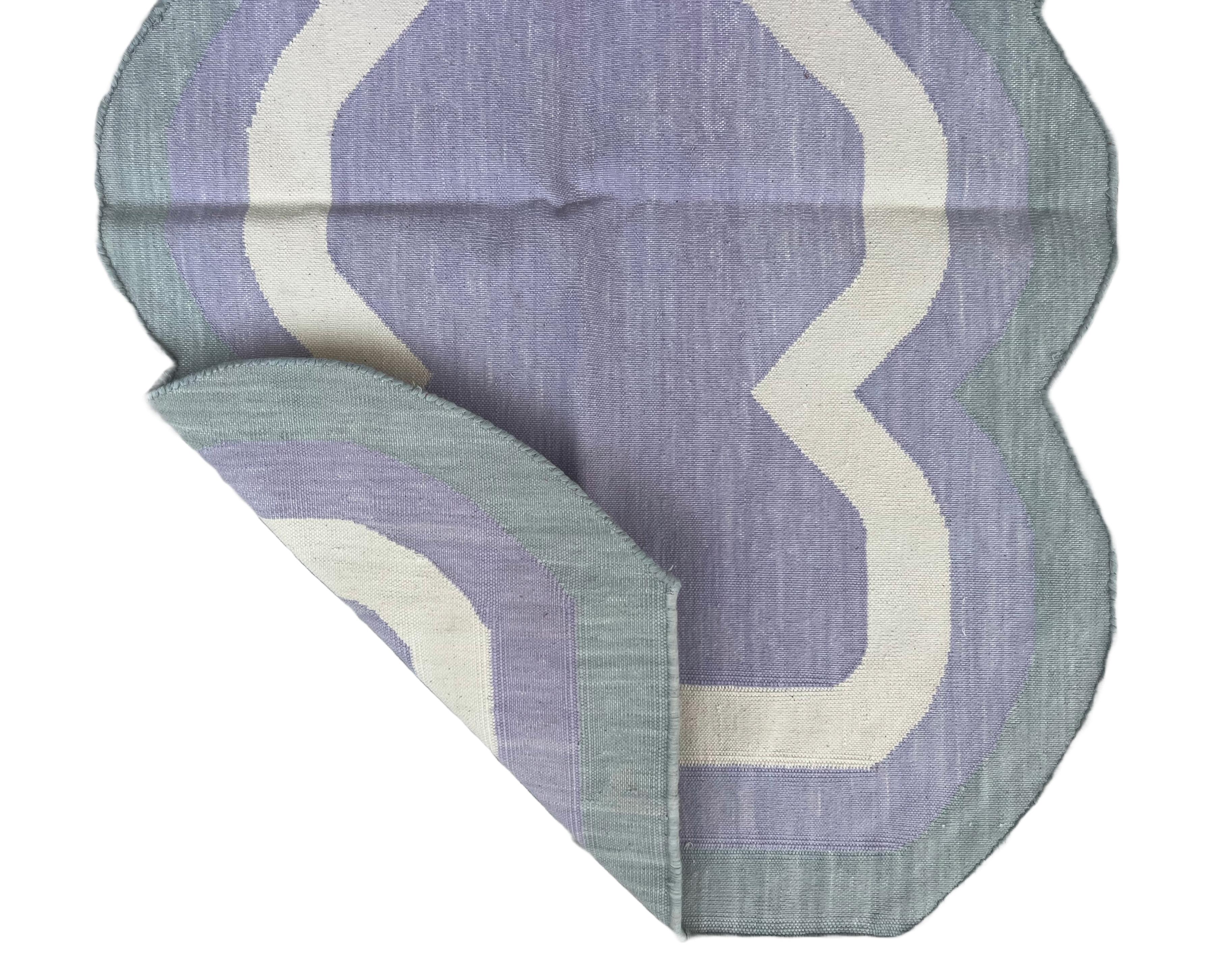 Tappeto a tessitura piatta in cotone fatto a mano, 2x3 lavanda, grigio smerlato indiano Dhurrie In condizioni Nuovo in vendita a Jaipur, IN