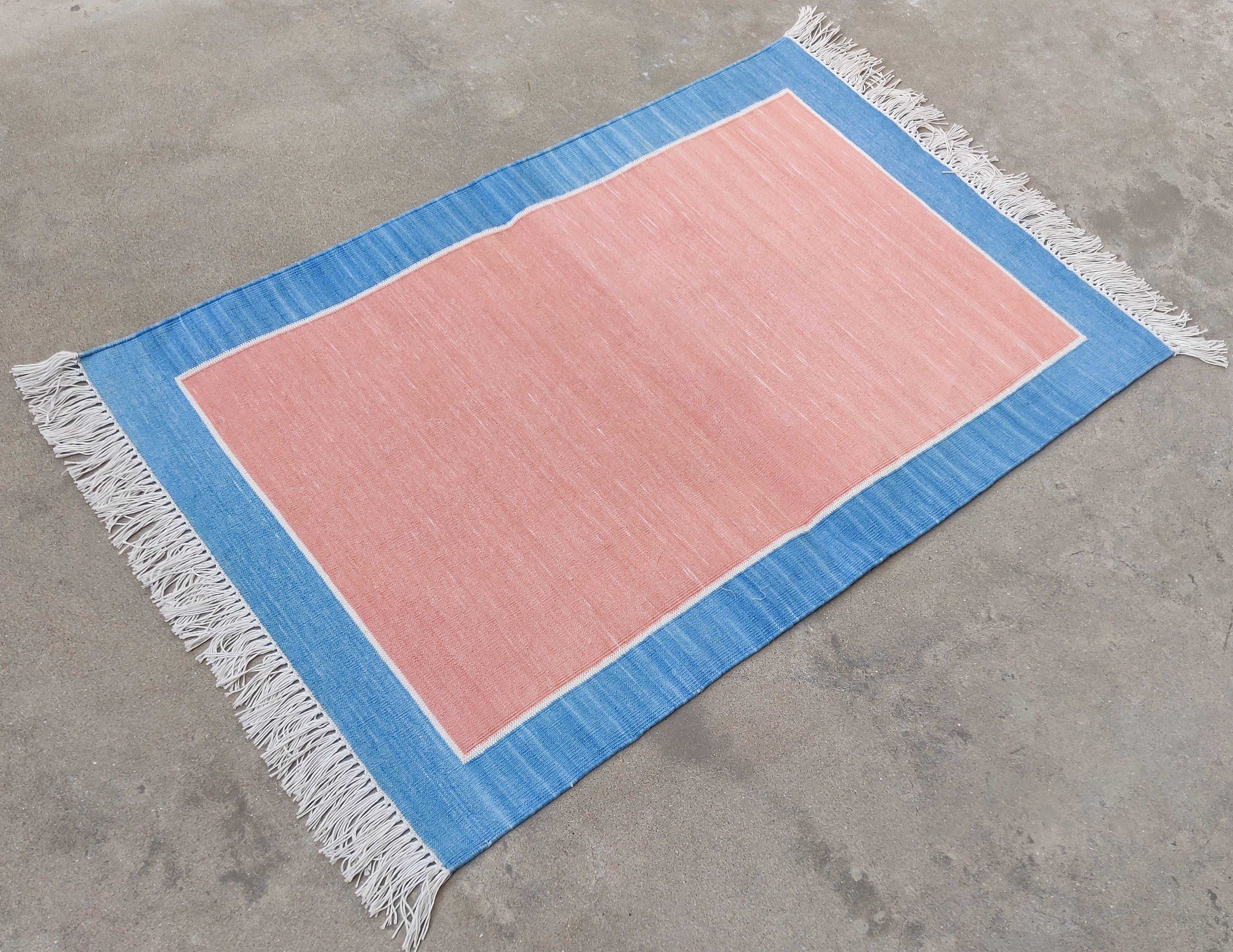 Cotone tinto al vegetale  Tappeto indiano Dhurrie con bordi rosa e blu - 2'x3' (60x90cm) 

Queste speciali dhurry a trama piatta sono tessute a mano con un filo di cotone 100% a 15 strati. A causa delle speciali tecniche di produzione utilizzate per
