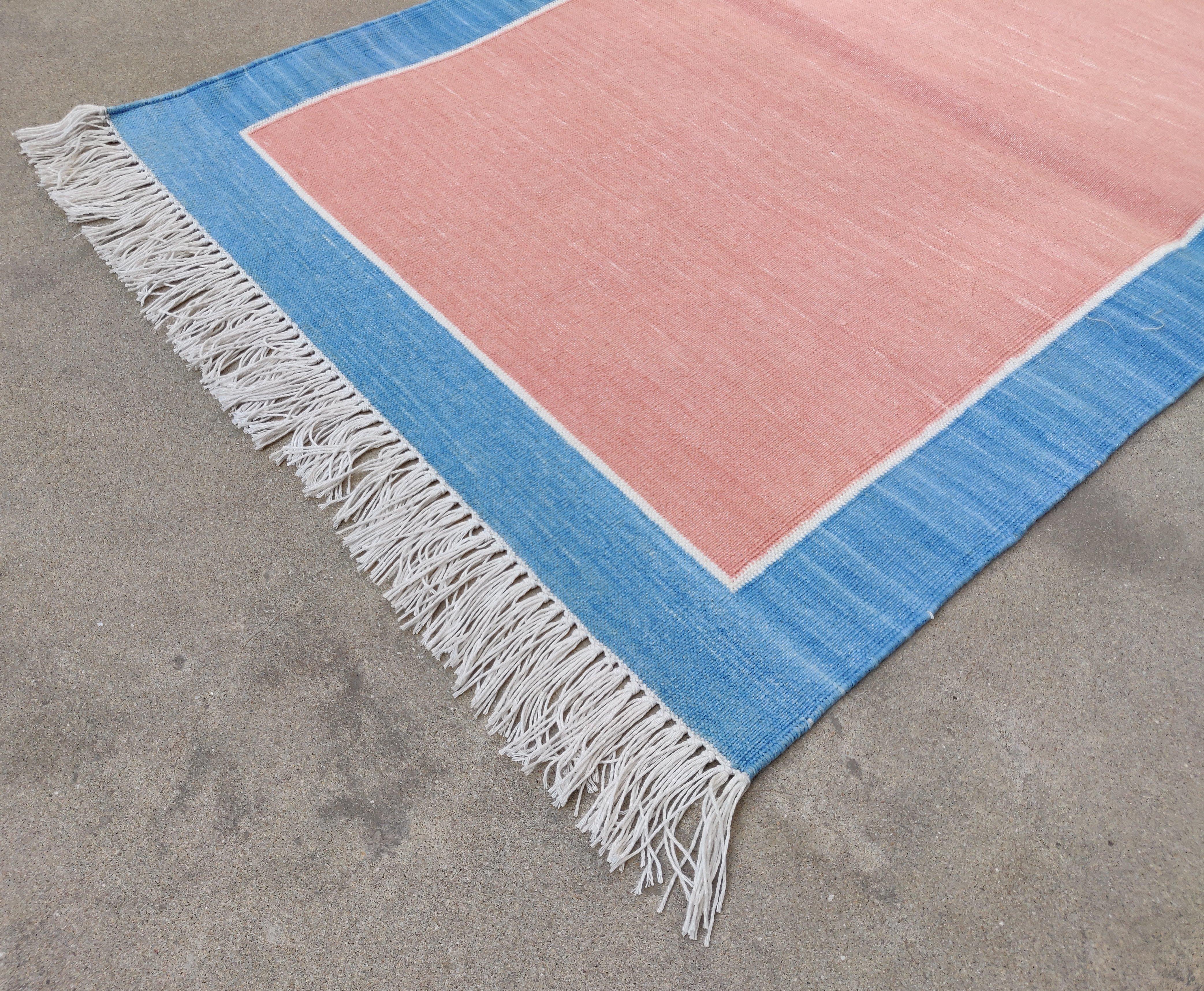 Mid-Century moderno Tappeto a tessitura piatta in cotone fatto a mano, 2x3 rosa e blu con bordi indiani Dhurrie in vendita