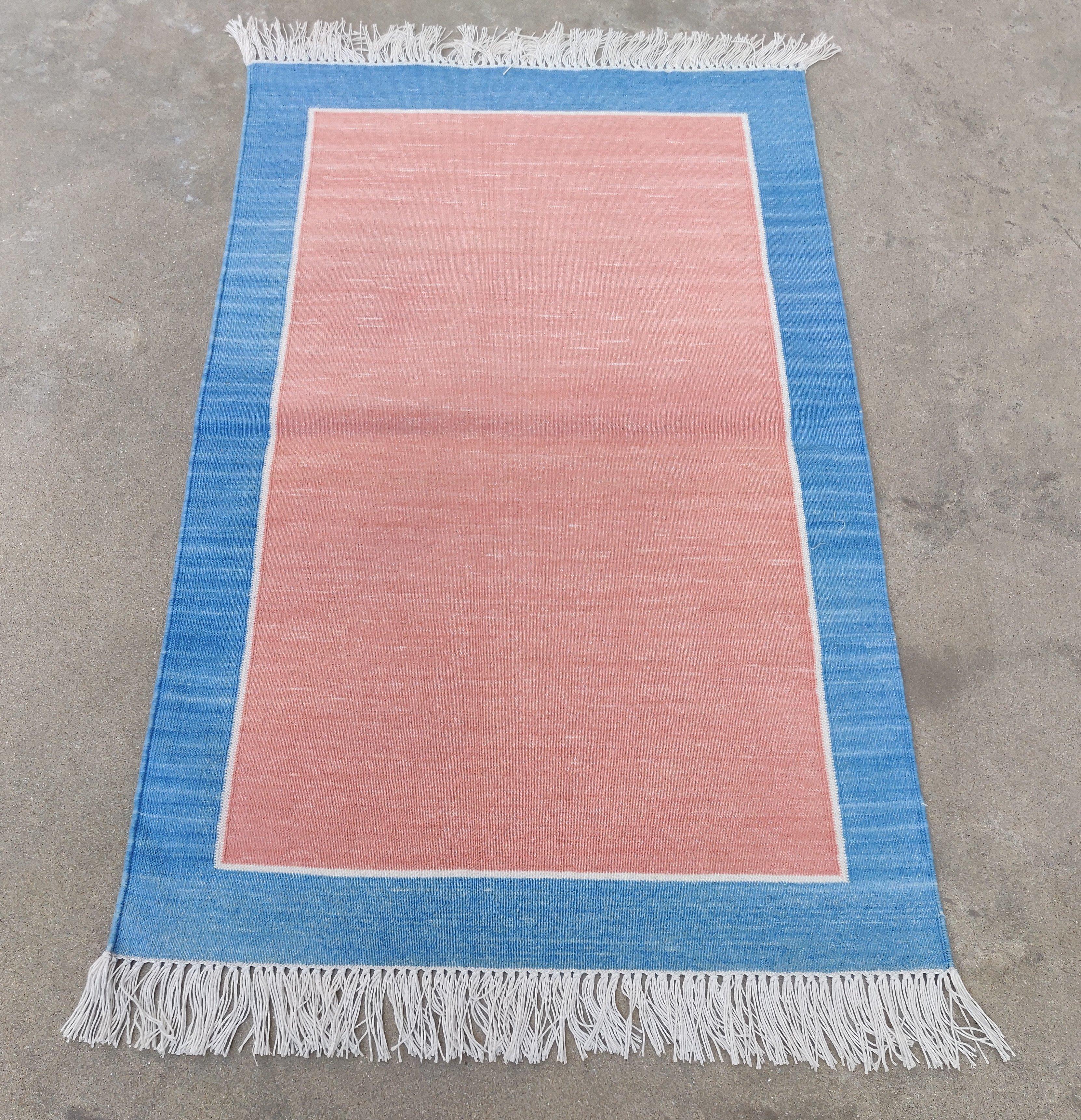 Indiano Tappeto a tessitura piatta in cotone fatto a mano, 2x3 rosa e blu con bordi indiani Dhurrie in vendita