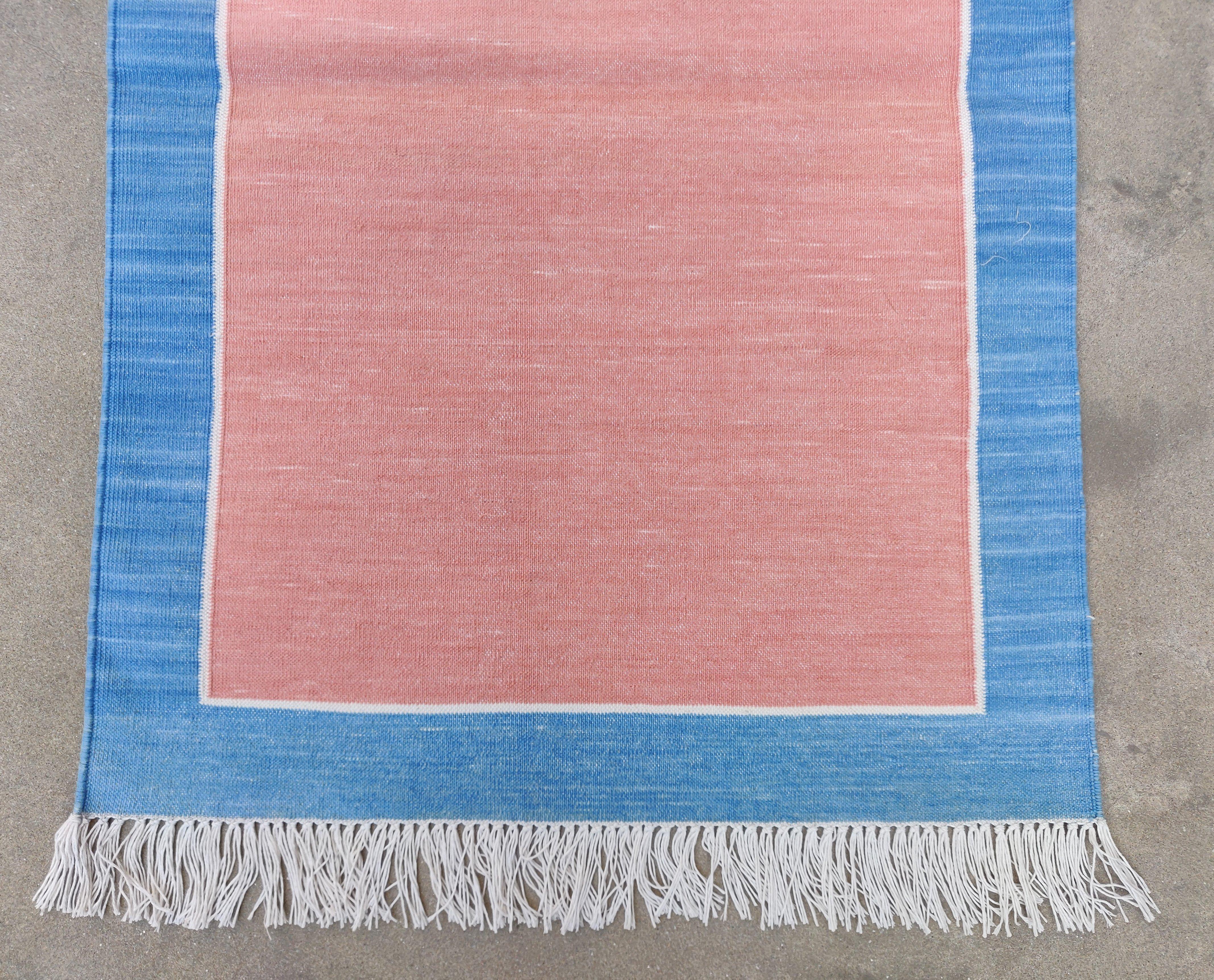 Tessuto a mano Tappeto a tessitura piatta in cotone fatto a mano, 2x3 rosa e blu con bordi indiani Dhurrie in vendita