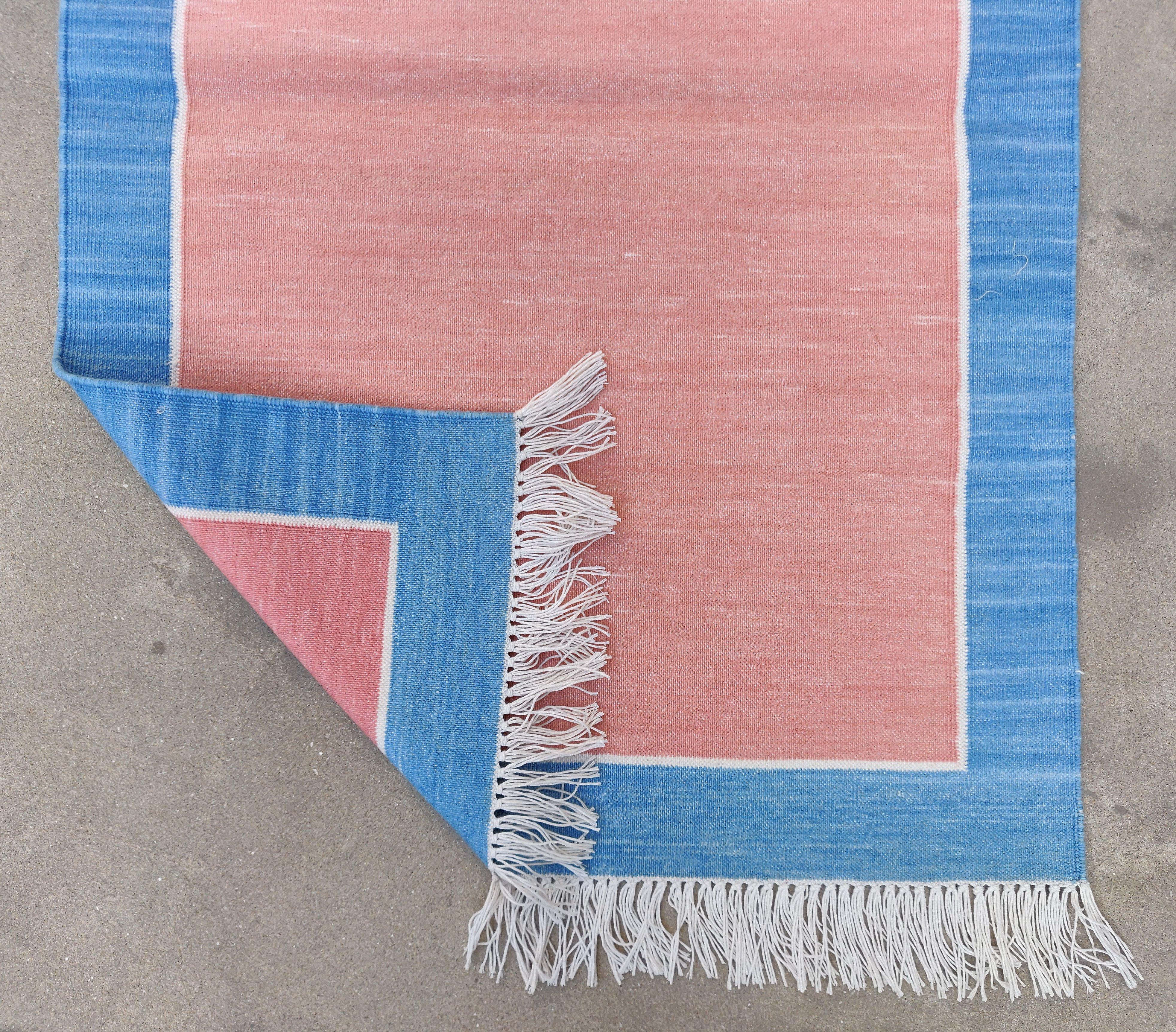 Tappeto a tessitura piatta in cotone fatto a mano, 2x3 rosa e blu con bordi indiani Dhurrie In condizioni Nuovo in vendita a Jaipur, IN