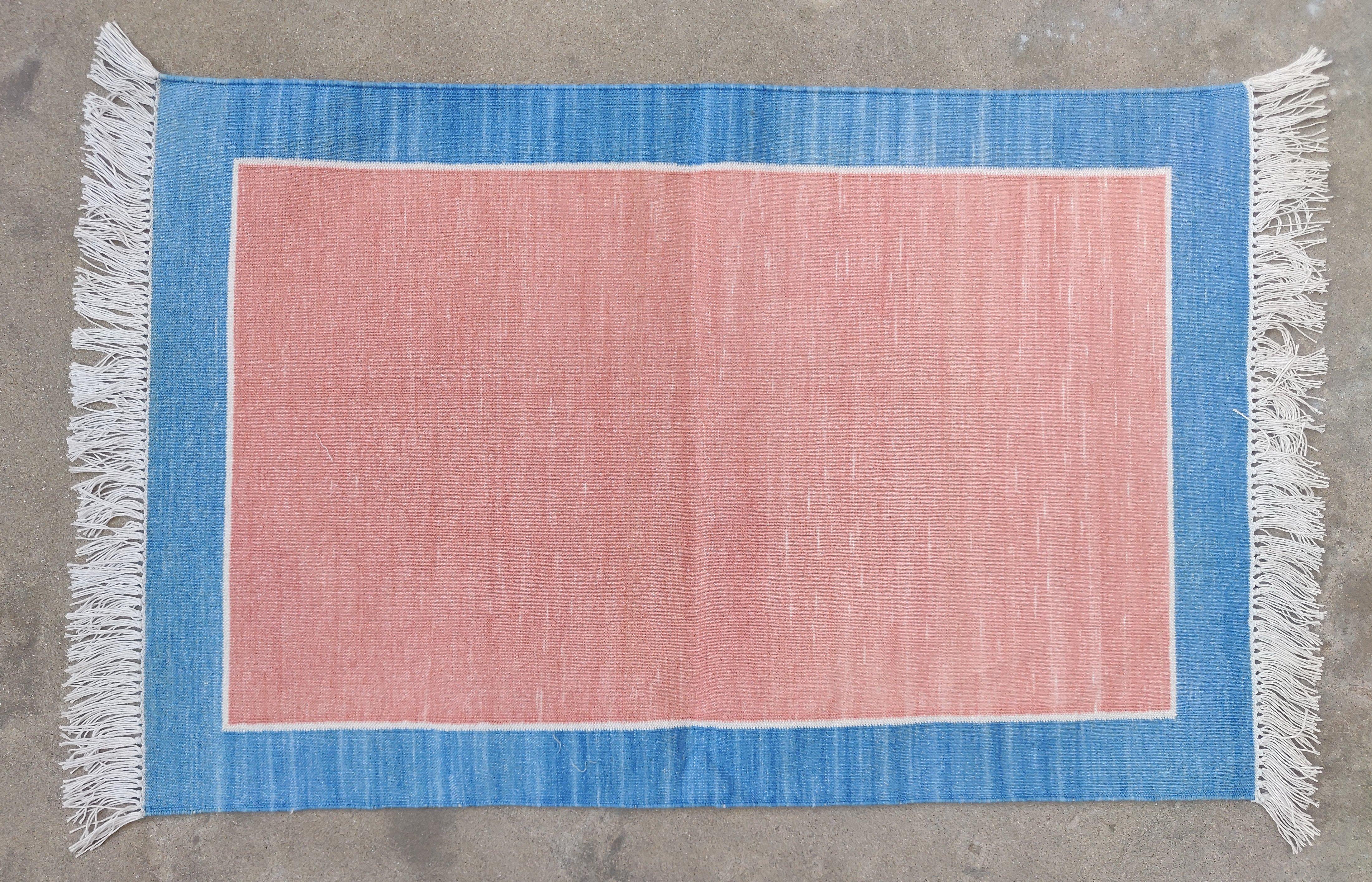 XXI secolo e contemporaneo Tappeto a tessitura piatta in cotone fatto a mano, 2x3 rosa e blu con bordi indiani Dhurrie in vendita
