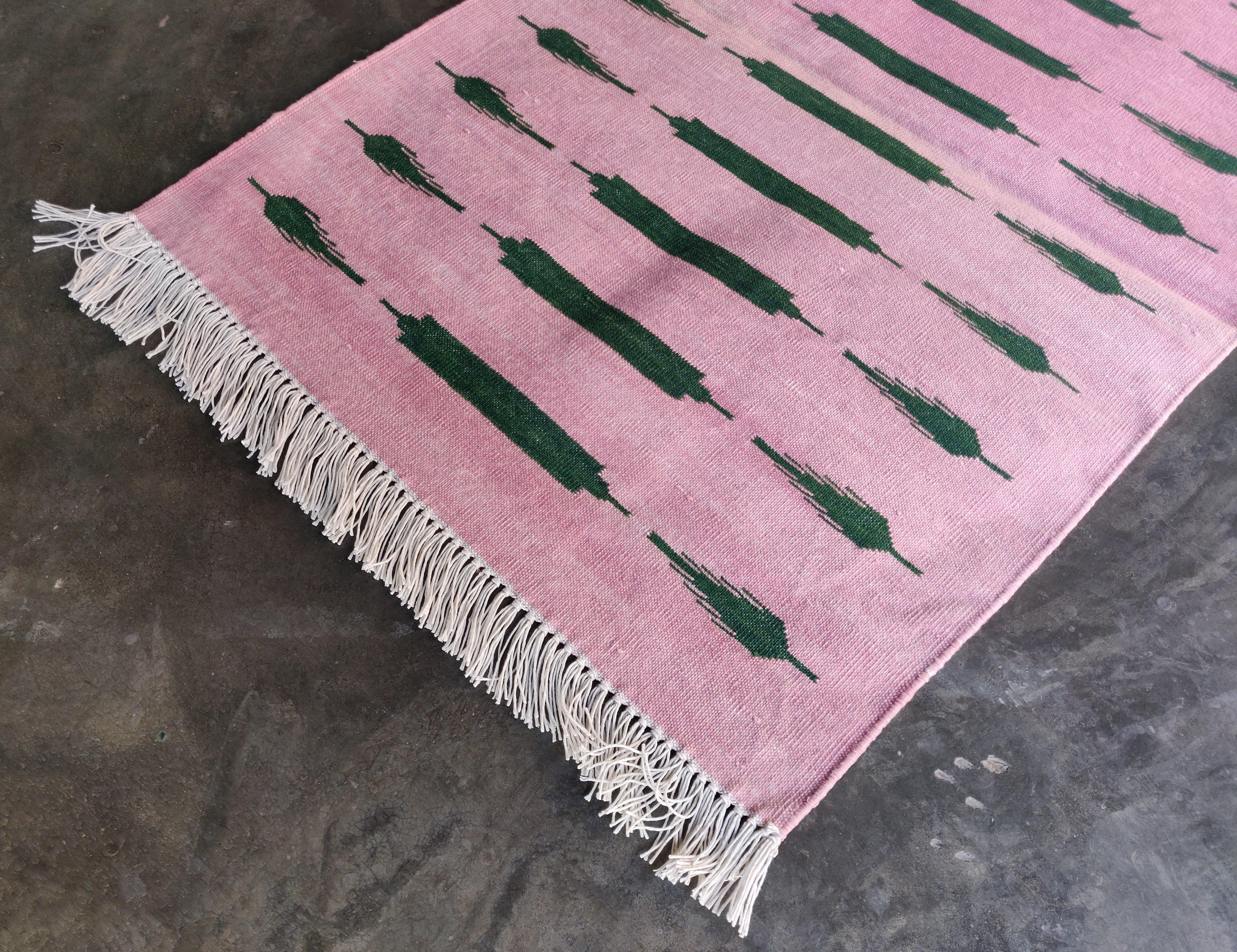 Mid-Century moderno Tappeto a trama piatta in cotone fatto a mano, 2x3 a righe rosa e verdi, indiano Dhurrie in vendita