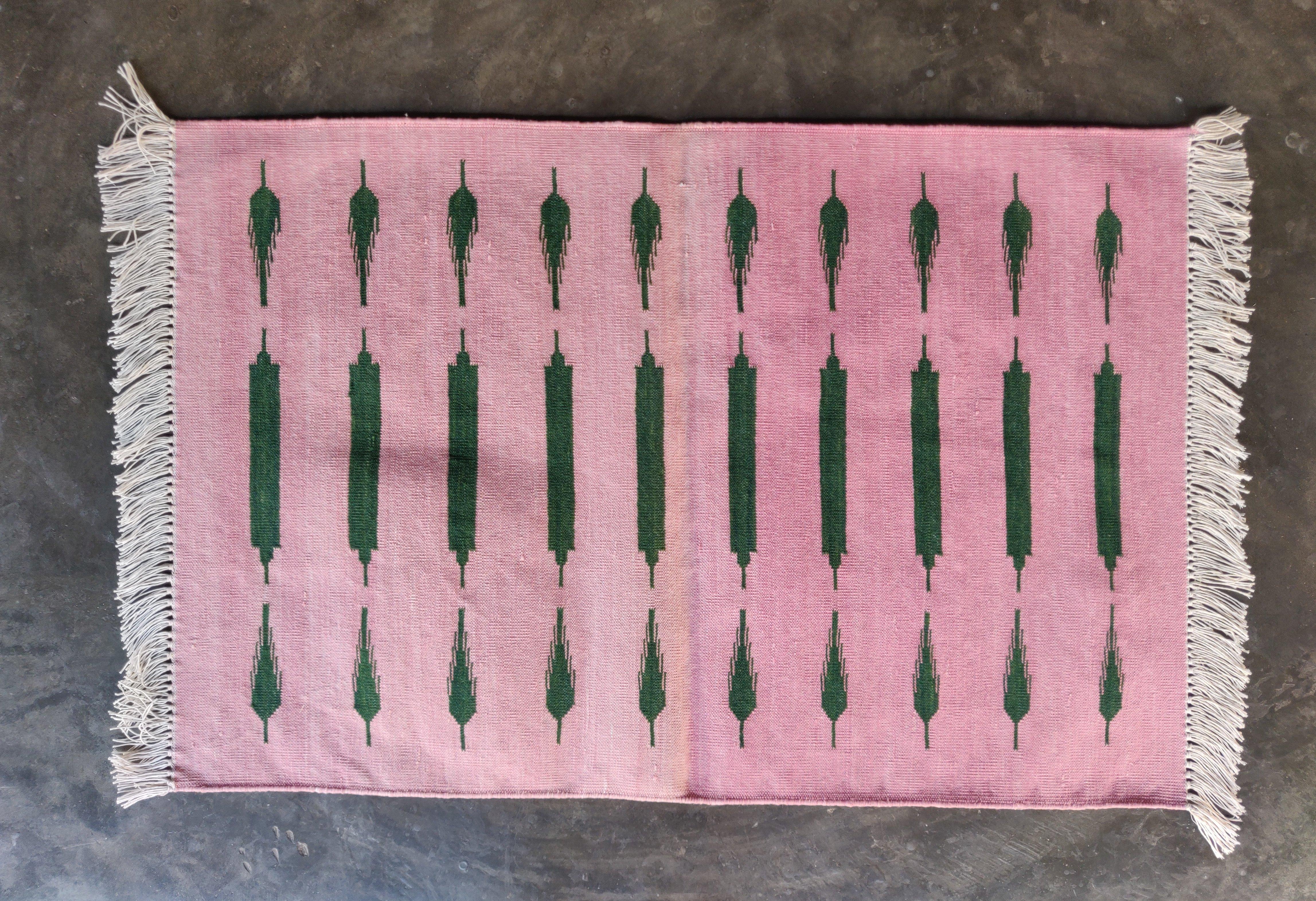 Tessuto a mano Tappeto a trama piatta in cotone fatto a mano, 2x3 a righe rosa e verdi, indiano Dhurrie in vendita