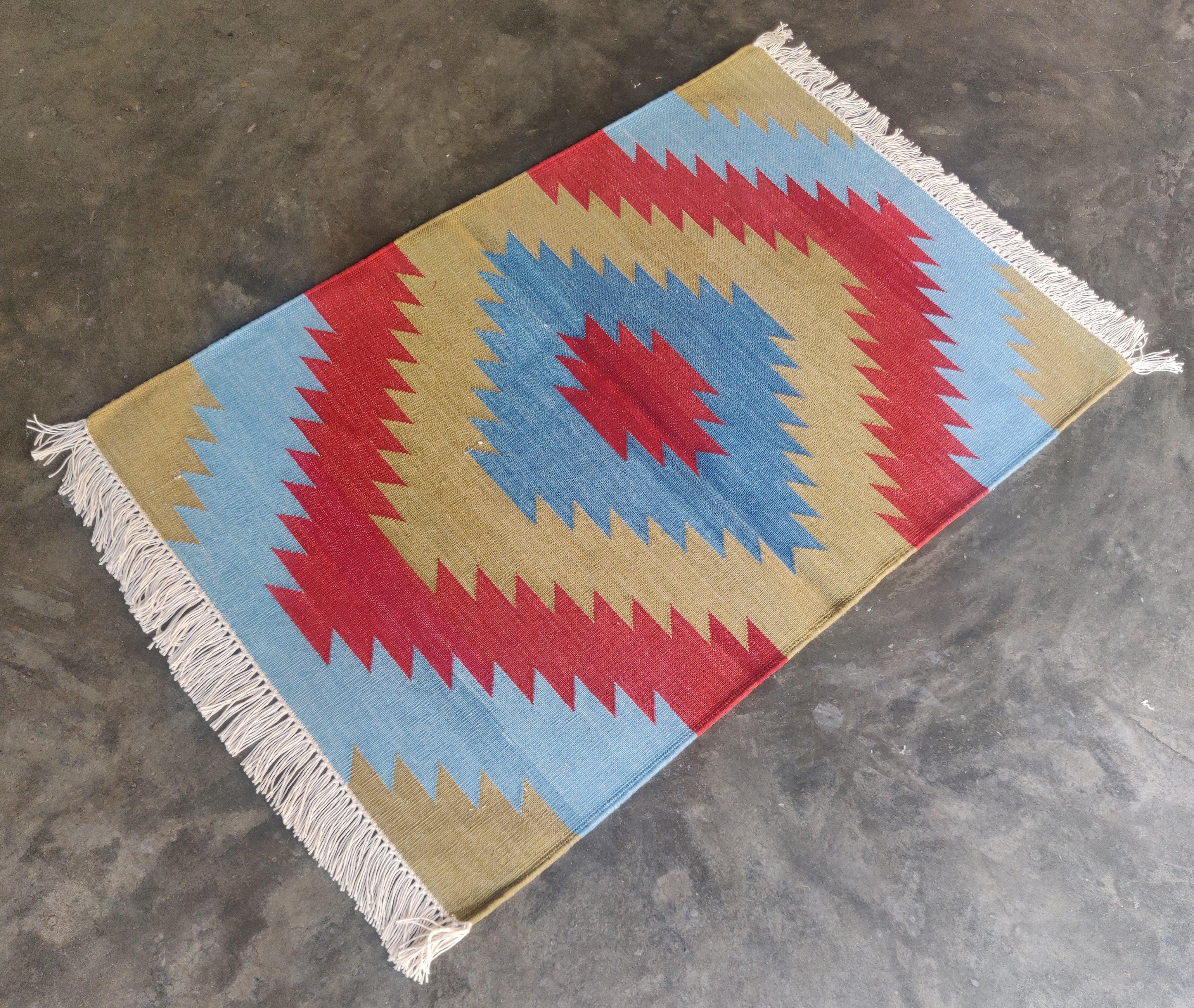 Tappeto Dhurrie indiano geometrico in cotone tinto al vegetale, rosso e blu, 24 