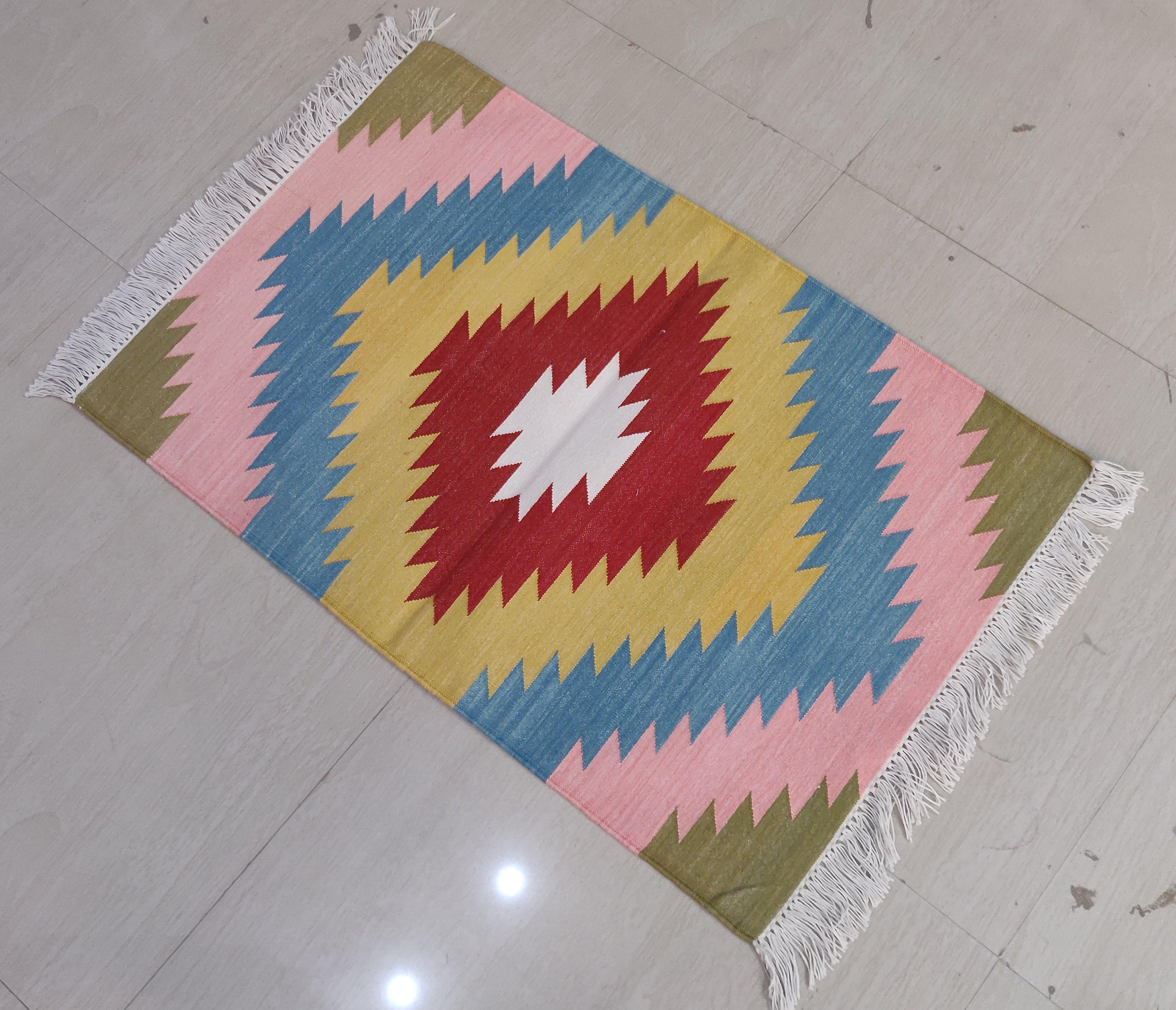 Tappeto Dhurrie indiano geometrico in cotone tinto al vegetale, rosso e blu, 24 