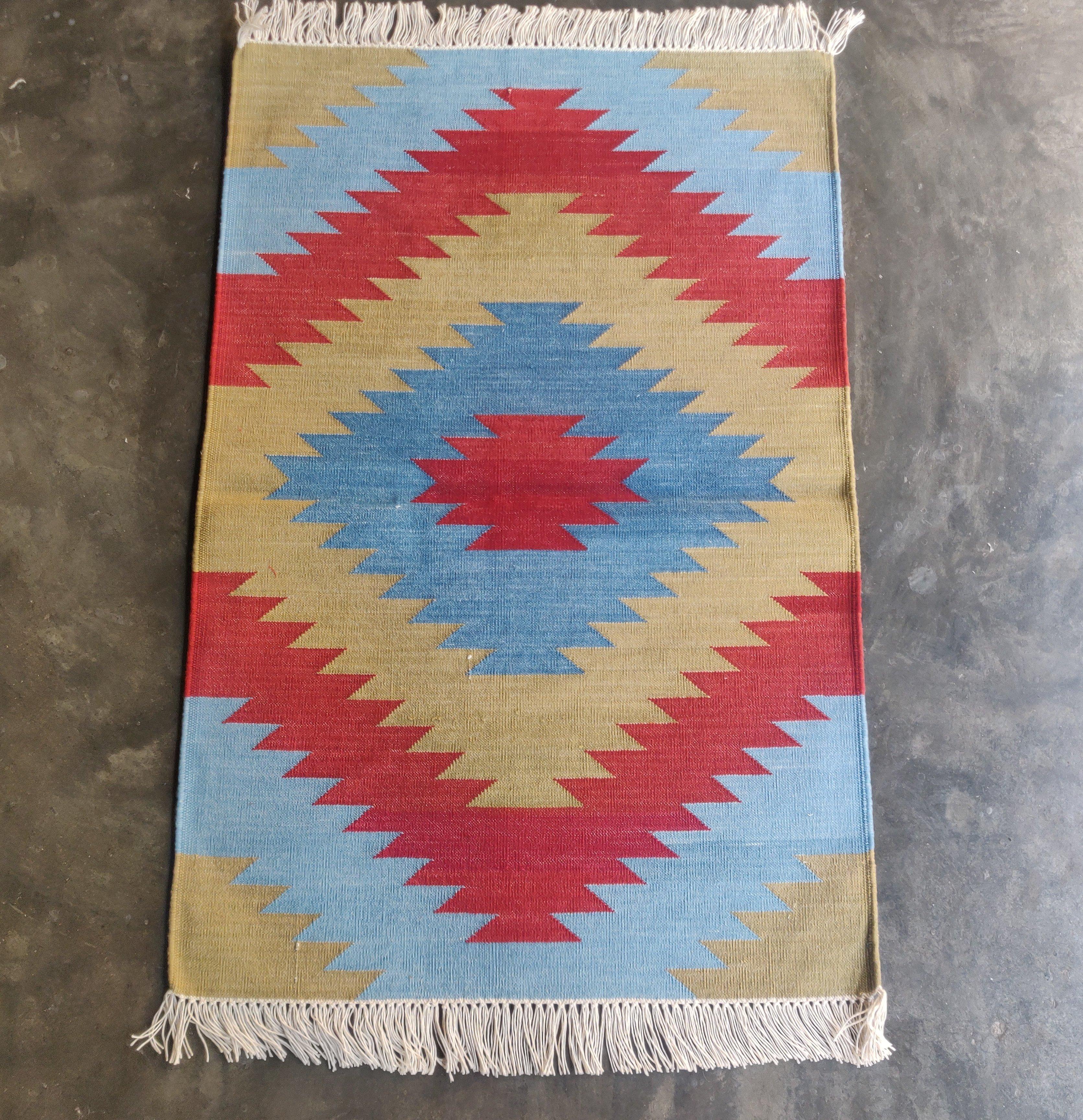 Mid-Century moderno Tappeto a tessitura piatta in cotone fatto a mano, 2x3 rosso e blu geometrico indiano Dhurrie in vendita