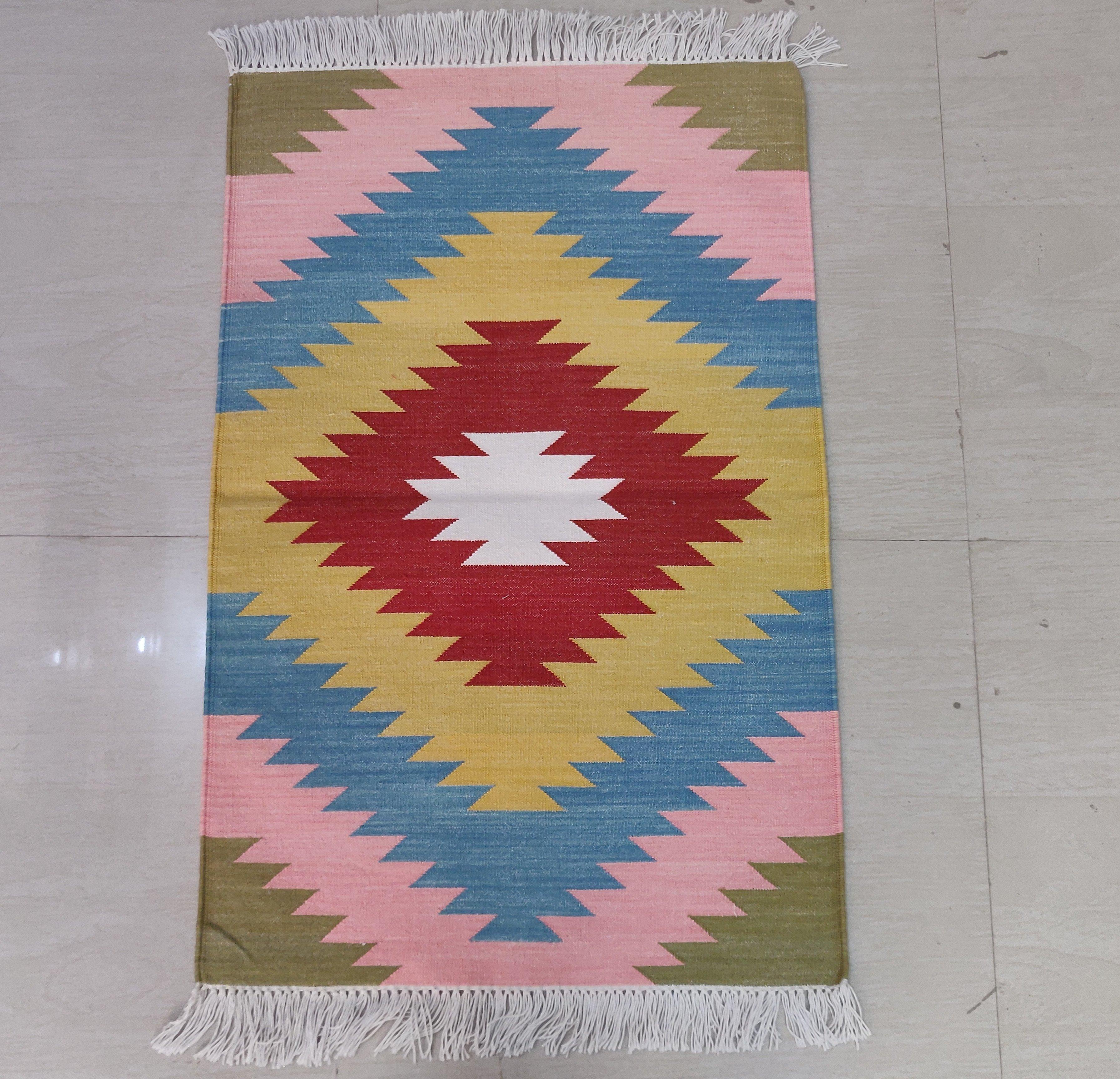 Mid-Century moderno Tappeto a tessitura piatta in cotone fatto a mano, 2x3 rosso e blu geometrico indiano Dhurrie in vendita