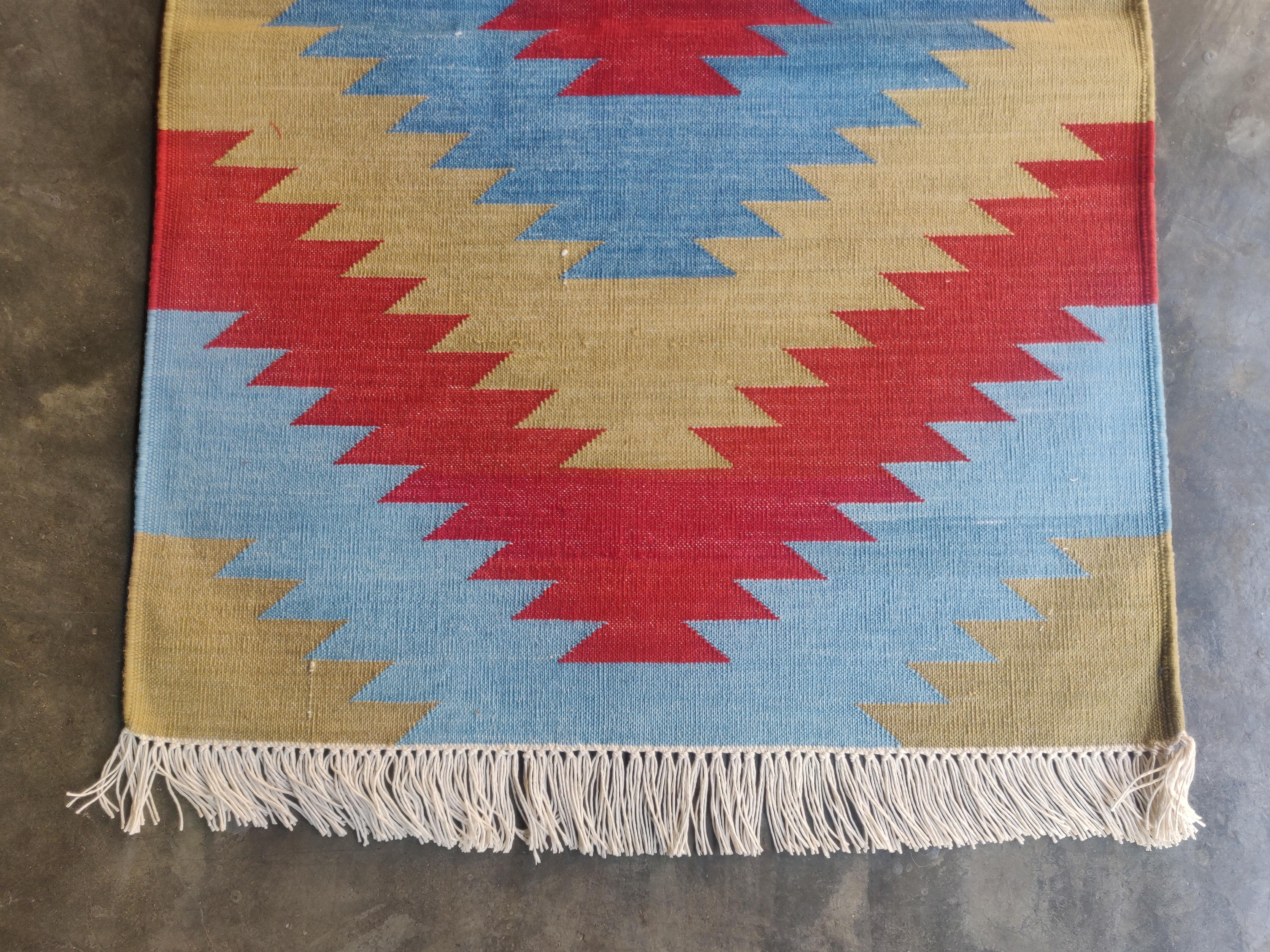 Indiano Tappeto a tessitura piatta in cotone fatto a mano, 2x3 rosso e blu geometrico indiano Dhurrie in vendita