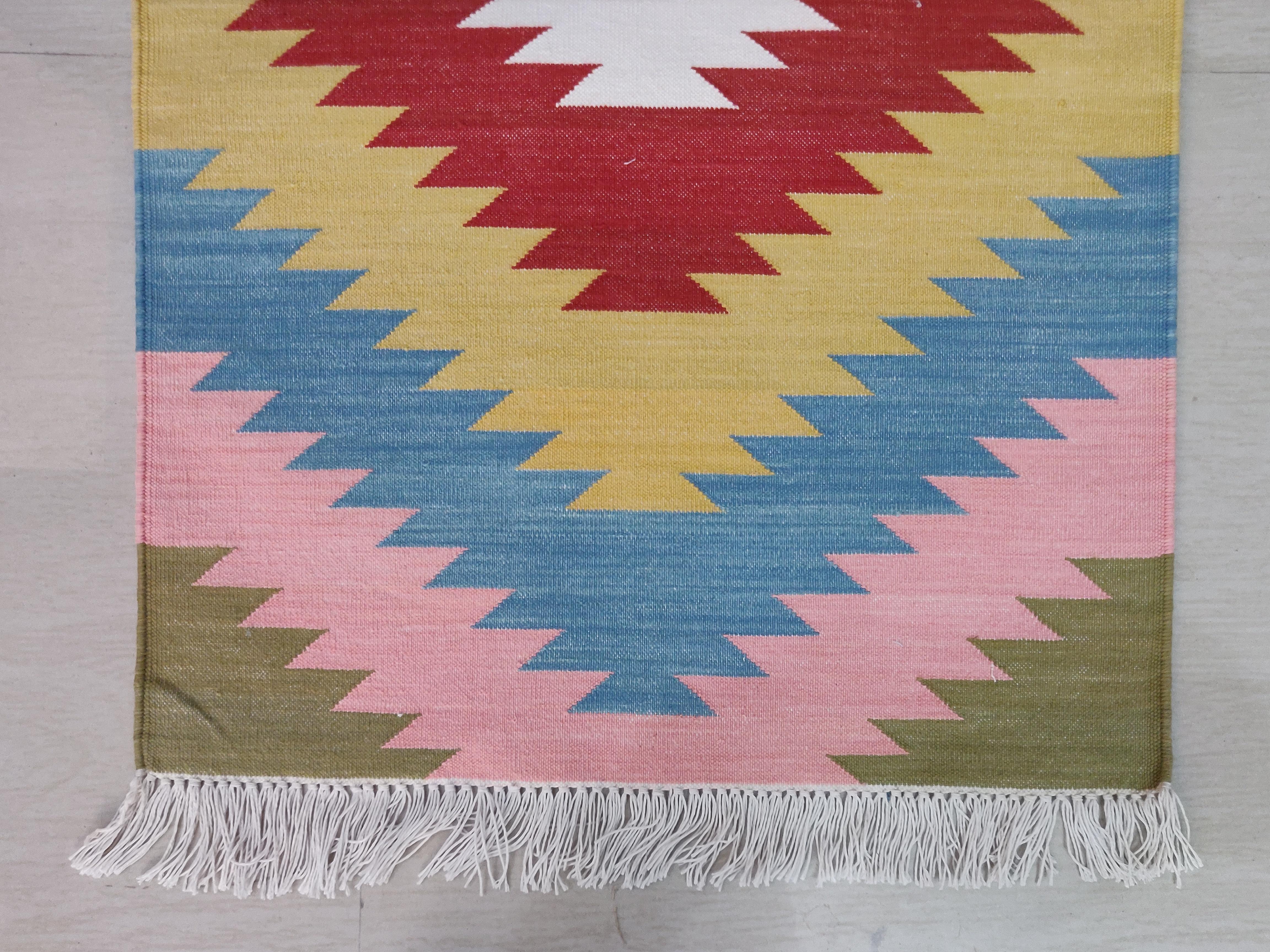 Indiano Tappeto a tessitura piatta in cotone fatto a mano, 2x3 rosso e blu geometrico indiano Dhurrie in vendita