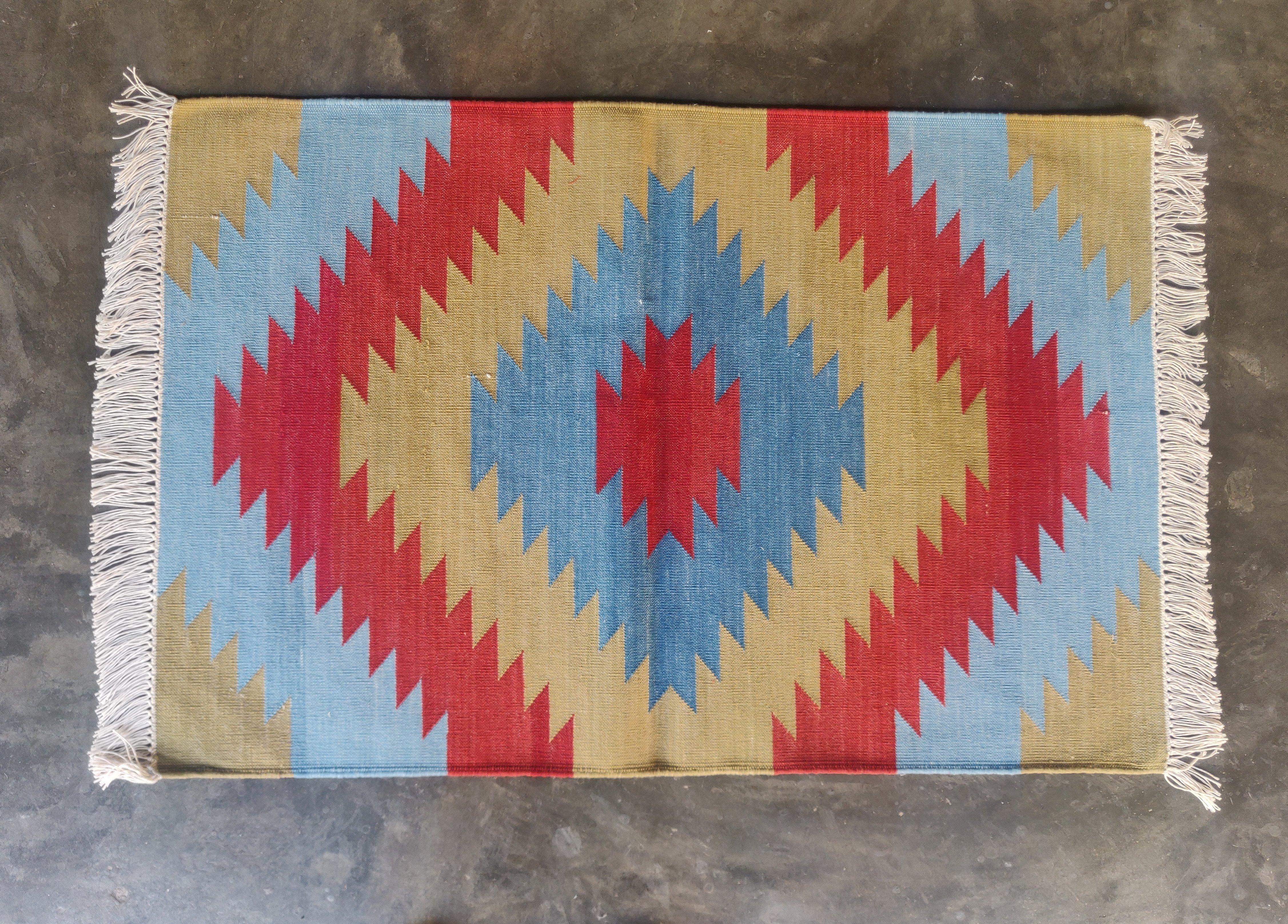 Handmade Cotton Area Flat Weave Rug, 2x3 Red And Blue Geometric Indian Dhurrie In New Condition For Sale In Jaipur, IN