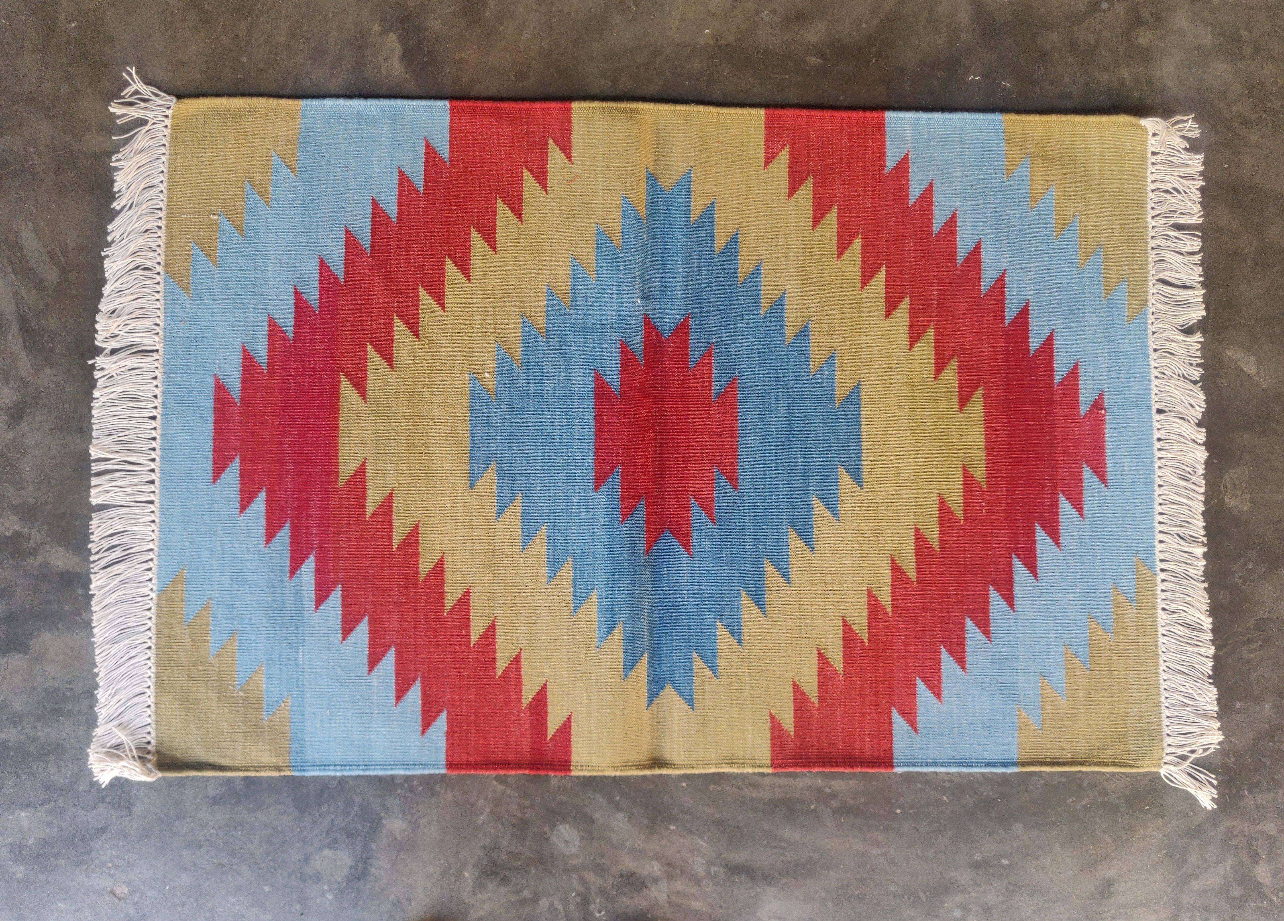 Tessuto a mano Tappeto a tessitura piatta in cotone fatto a mano, 2x3 rosso e blu geometrico indiano Dhurrie in vendita