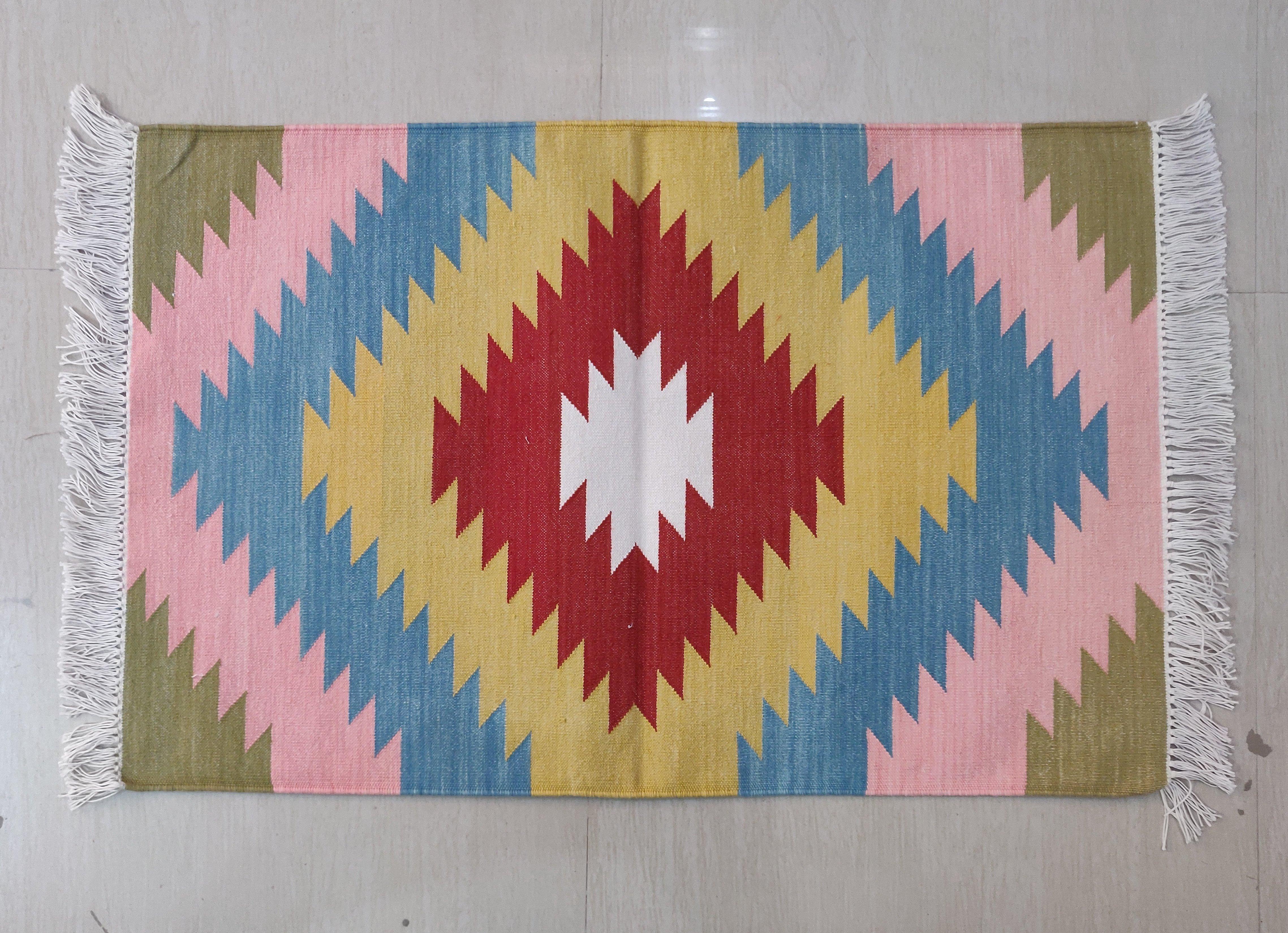 Tessuto a mano Tappeto a tessitura piatta in cotone fatto a mano, 2x3 rosso e blu geometrico indiano Dhurrie in vendita