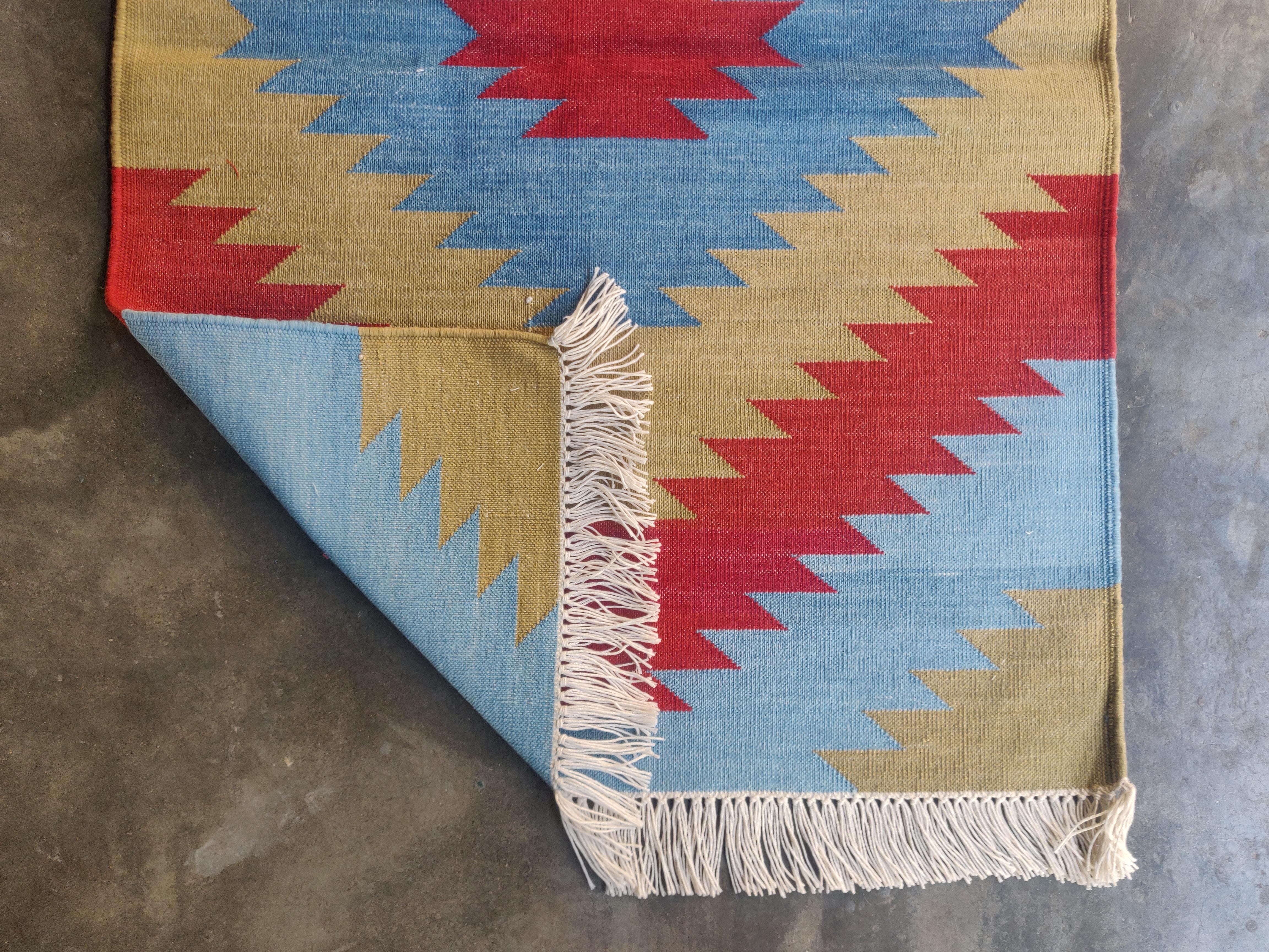 Tappeto a tessitura piatta in cotone fatto a mano, 2x3 rosso e blu geometrico indiano Dhurrie In condizioni Nuovo in vendita a Jaipur, IN