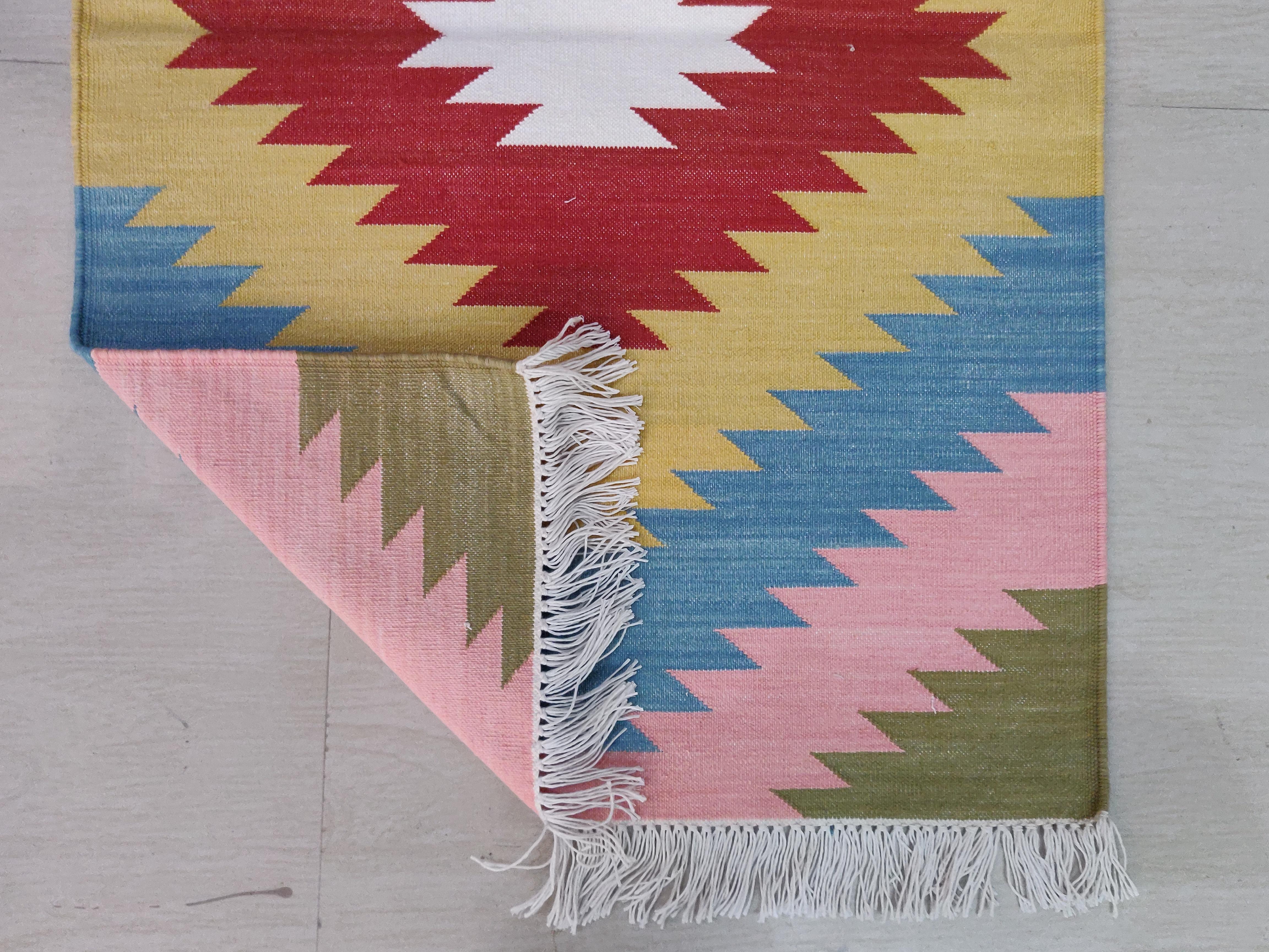 Tappeto a tessitura piatta in cotone fatto a mano, 2x3 rosso e blu geometrico indiano Dhurrie In condizioni Nuovo in vendita a Jaipur, IN
