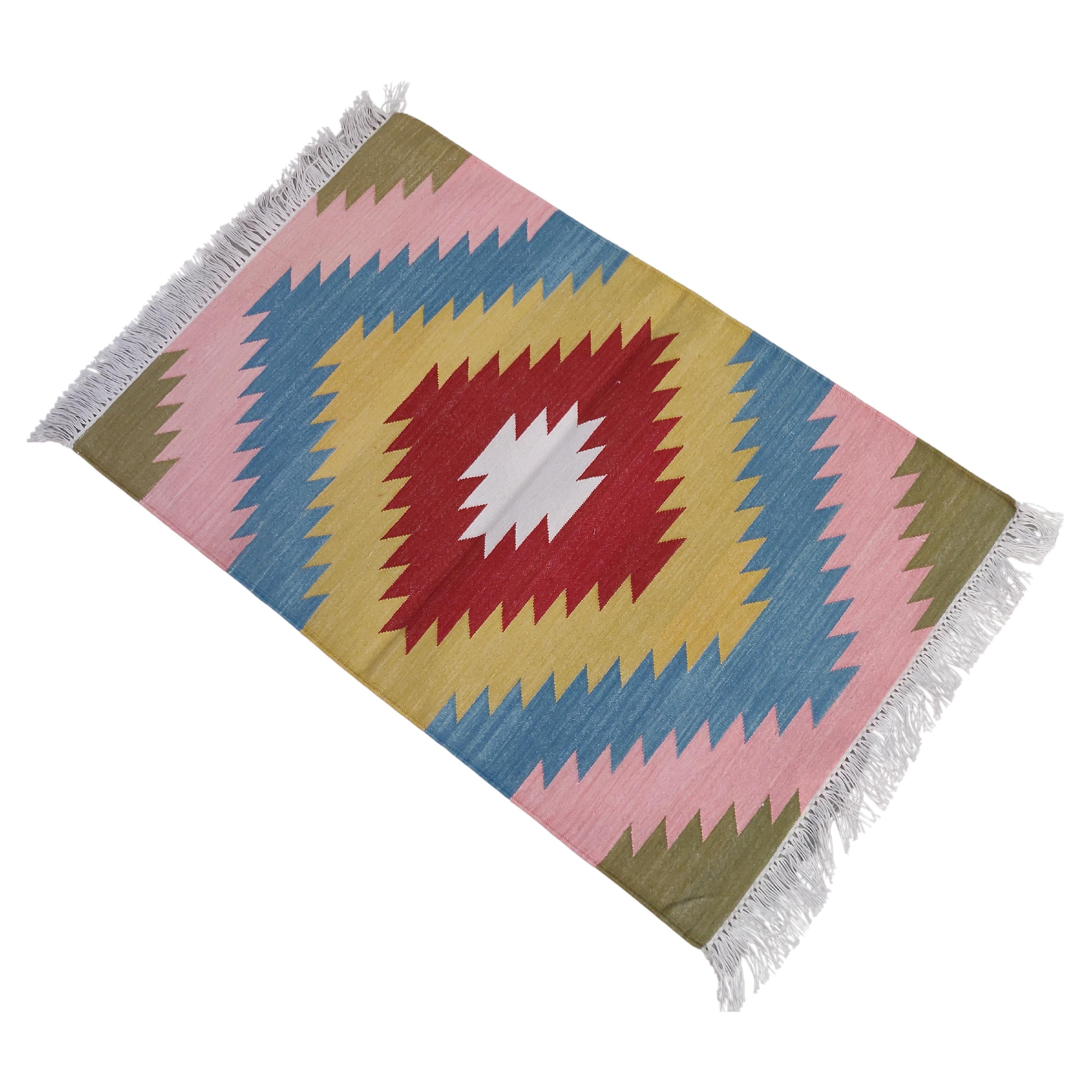 Tappeto a tessitura piatta in cotone fatto a mano, 2x3 rosso e blu geometrico indiano Dhurrie in vendita