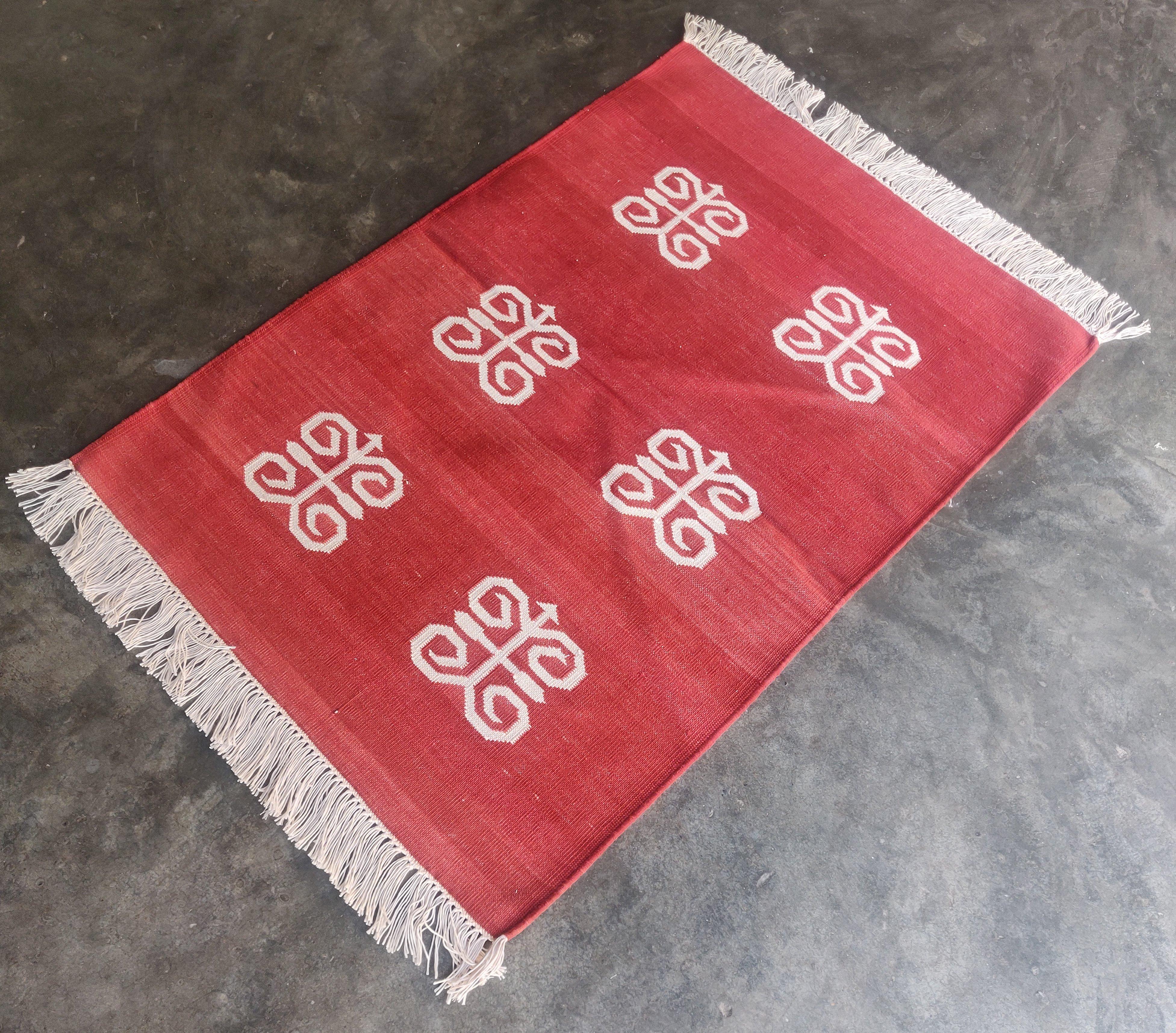Alfombra india Dhurrie de algodón teñido de rojo y blanco con motivos de araña 60x90 cm (24 