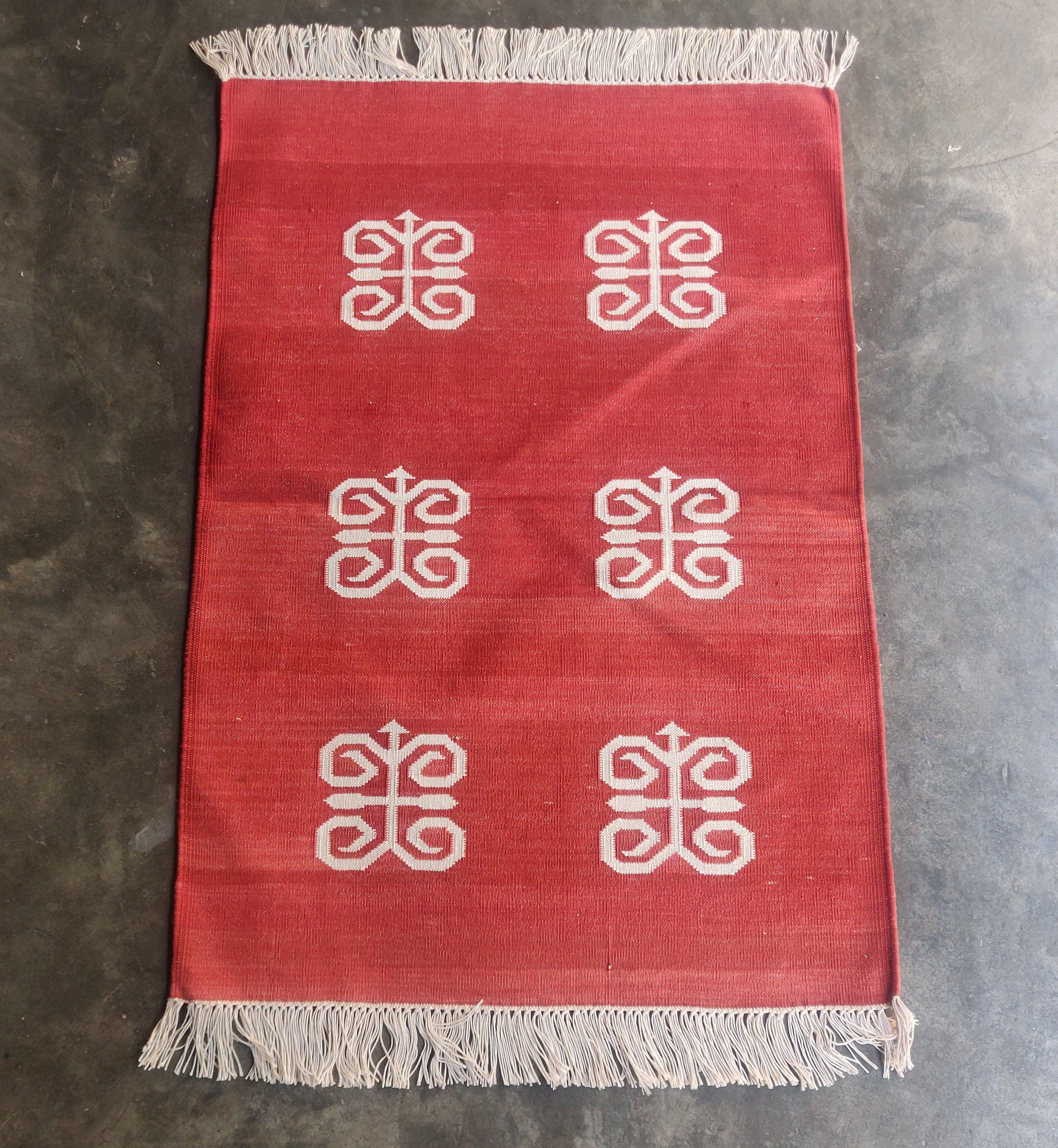 Alfombra de Algodón de Tejido Plano, 2x3 Alfombra India Dhurrie Araña Roja y Blanca Moderno de mediados de siglo en venta
