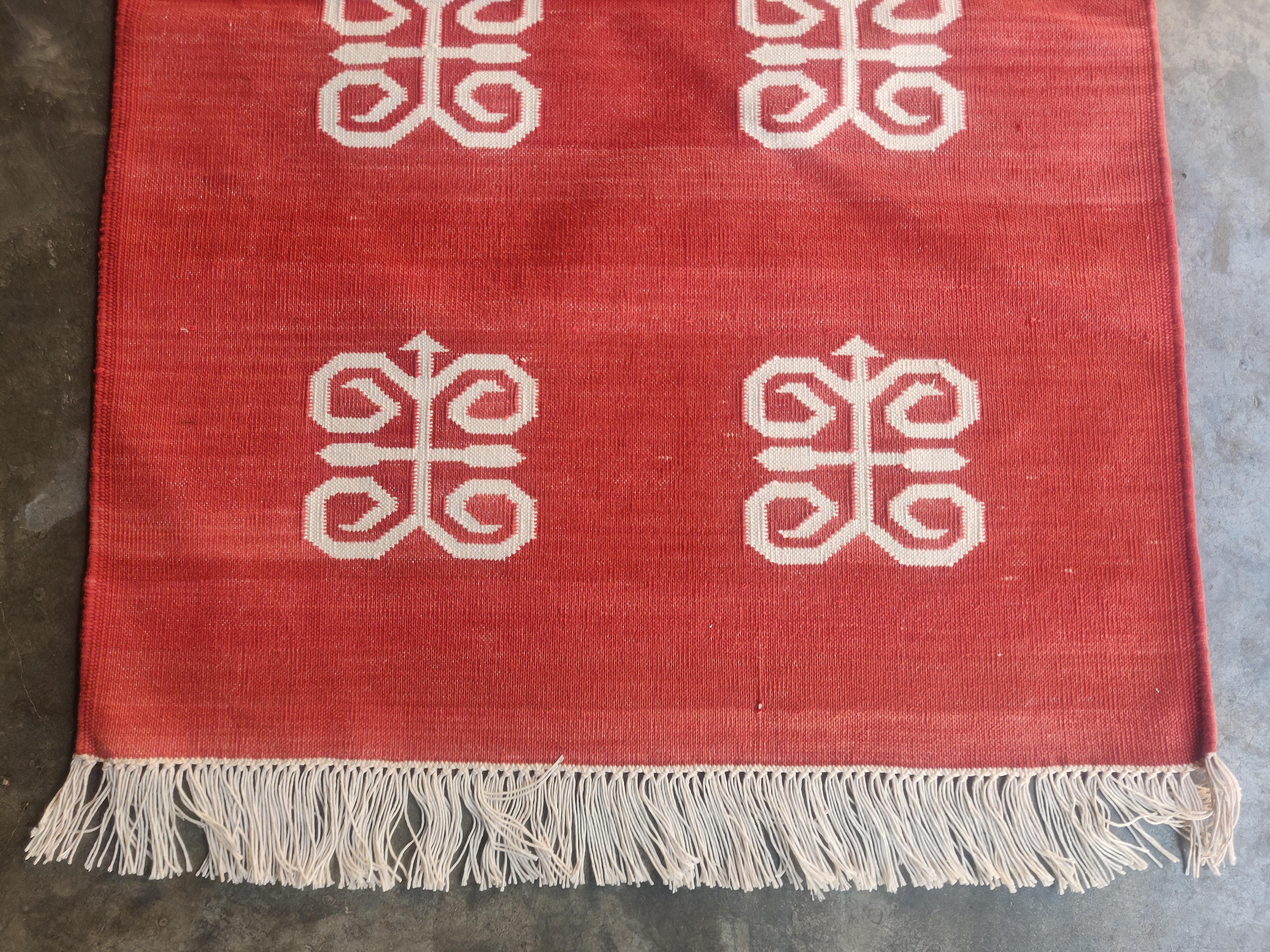 Hand-Woven Handmade Cotton Area Flat Weave Rug, 2x3 Red And White Spider Indian Dhurrie Rug For Sale