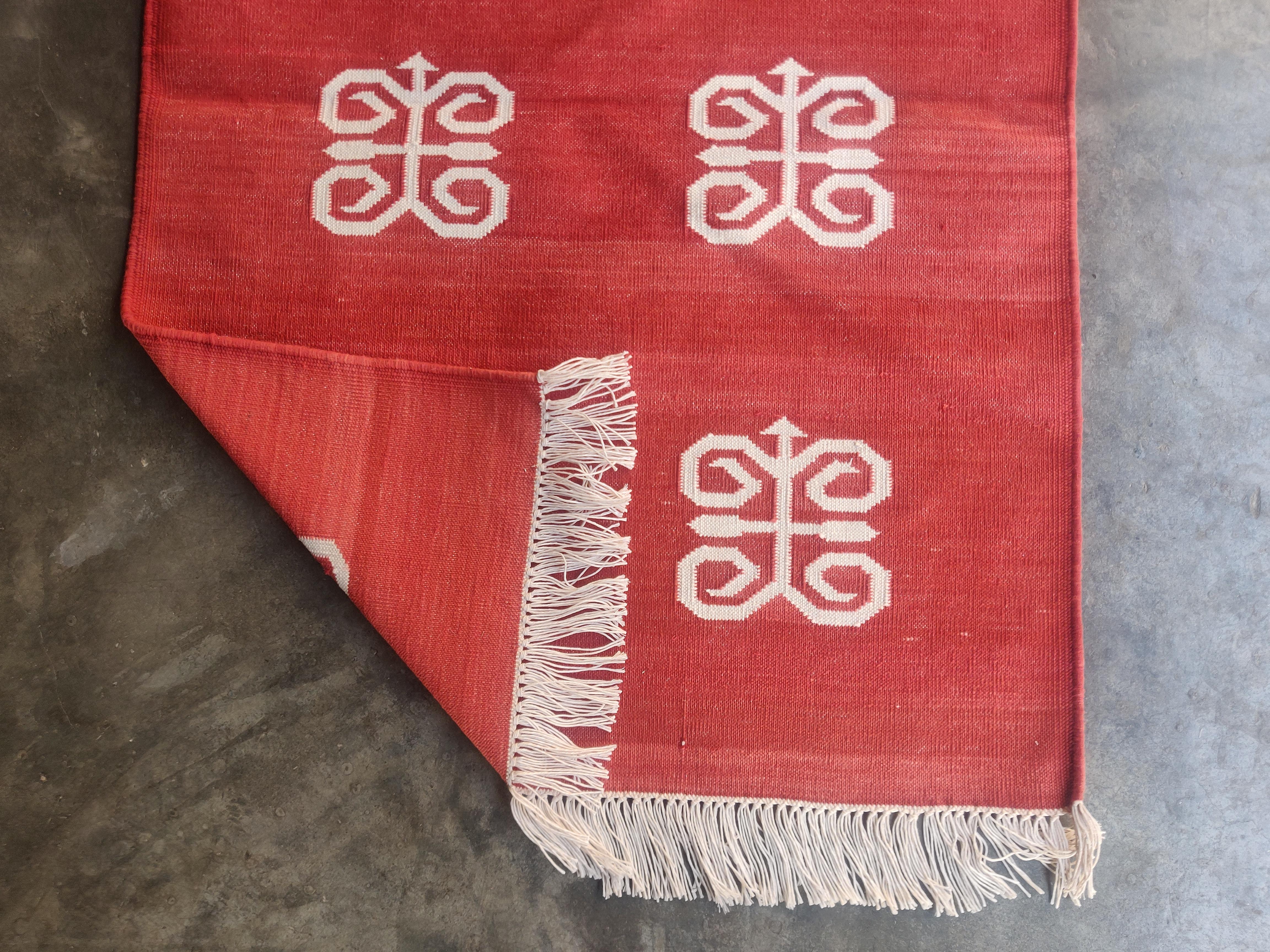 Handmade Cotton Area Flat Weave Rug, 2x3 Red And White Spider Indian Dhurrie Rug In New Condition For Sale In Jaipur, IN