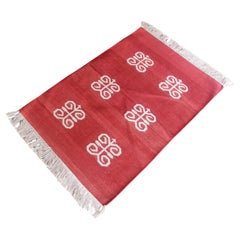 Handgefertigter flacher Teppich aus Baumwolle mit Flachgewebe, 2x3 roter und weißer Spinnen-Indianer Dhurrie-Teppich