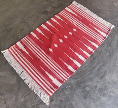 Handgefertigter flacher Baumwollteppich mit Flachgewebe, 2x3 rot-weiß gestreifter indischer Dhurrie