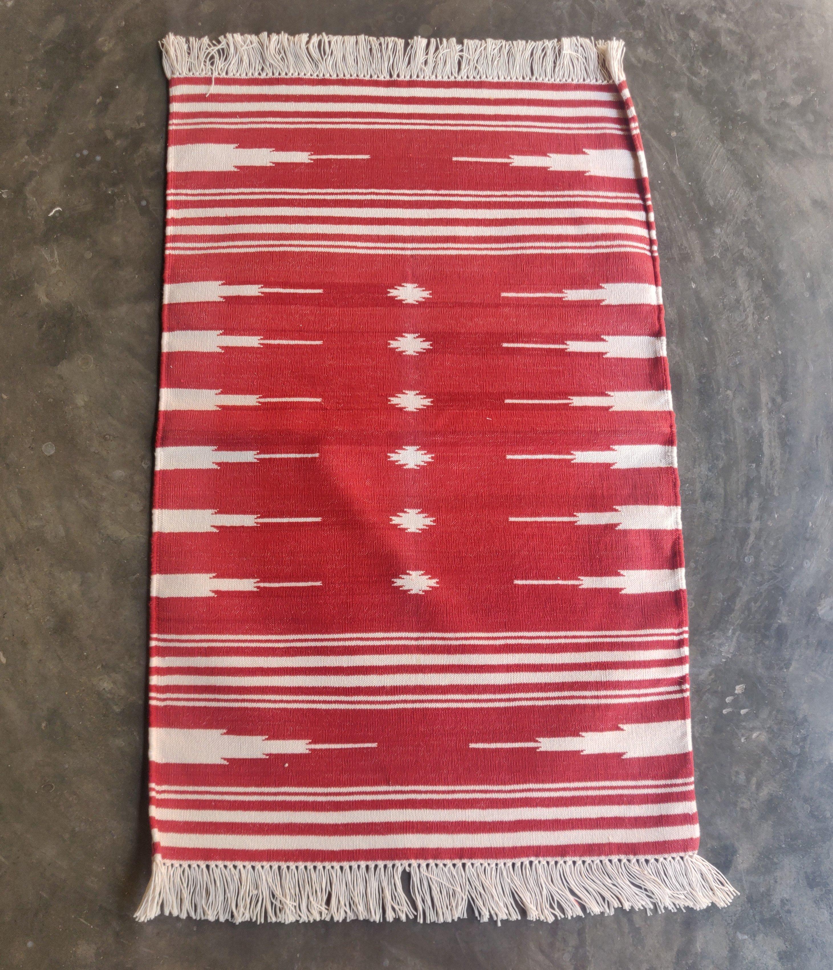 Mid-Century Modern Handmade Cotton Area Flat Weave Rug, 2x3 Red And White Striped Indian Dhurrie For Sale