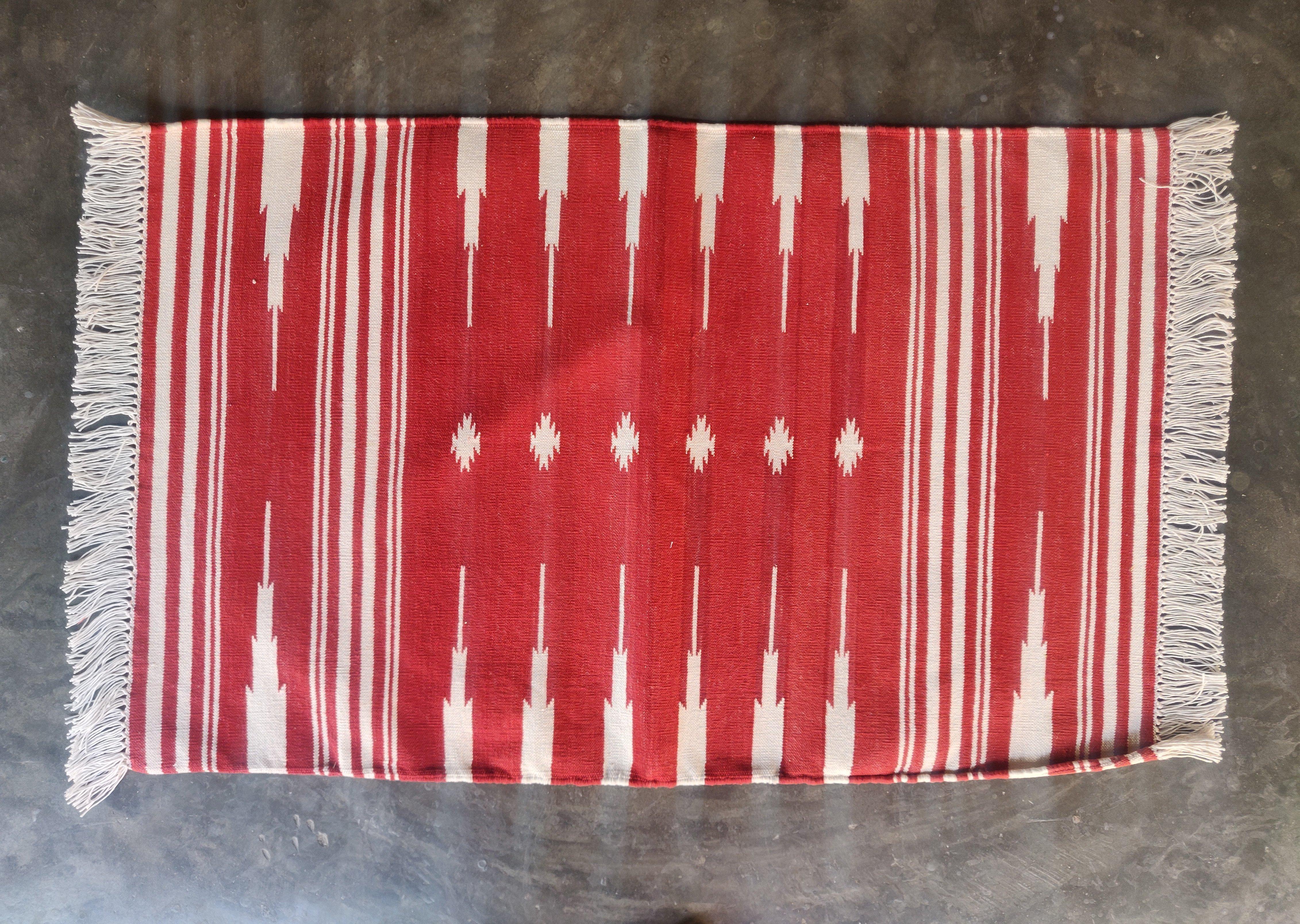 Tissé à la main Tapis de sol en coton tissé à plat, 2x3 rayé rouge et blanc Indian Dhurrie en vente