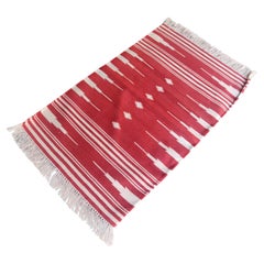 Handgefertigter flacher Baumwollteppich mit Flachgewebe, 2x3 rot-weiß gestreifter indischer Dhurrie