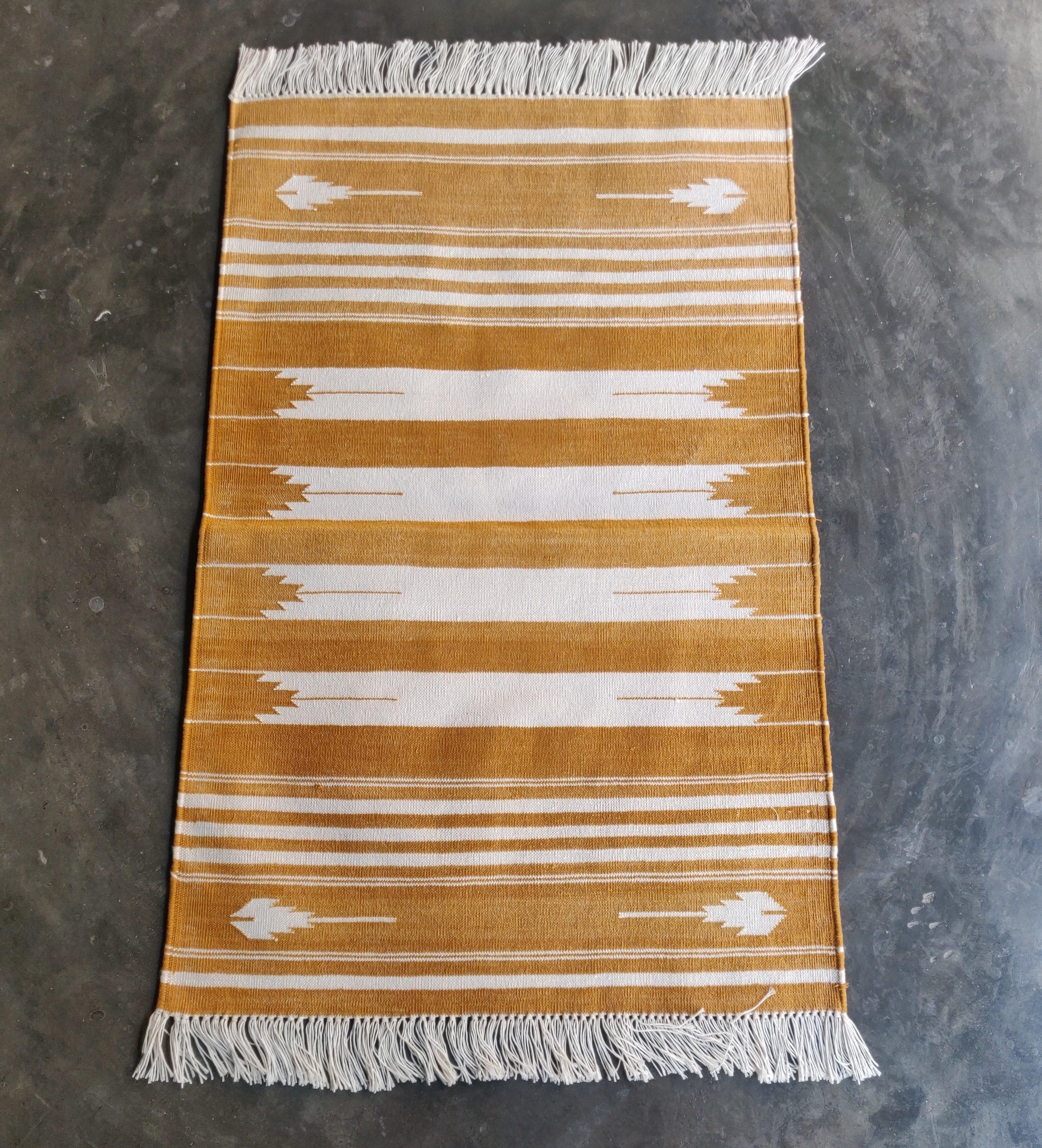 Indiano Tappeto a tessitura piatta in cotone fatto a mano, 2x3 a righe bianche e gialle, indiano Dhurrie in vendita