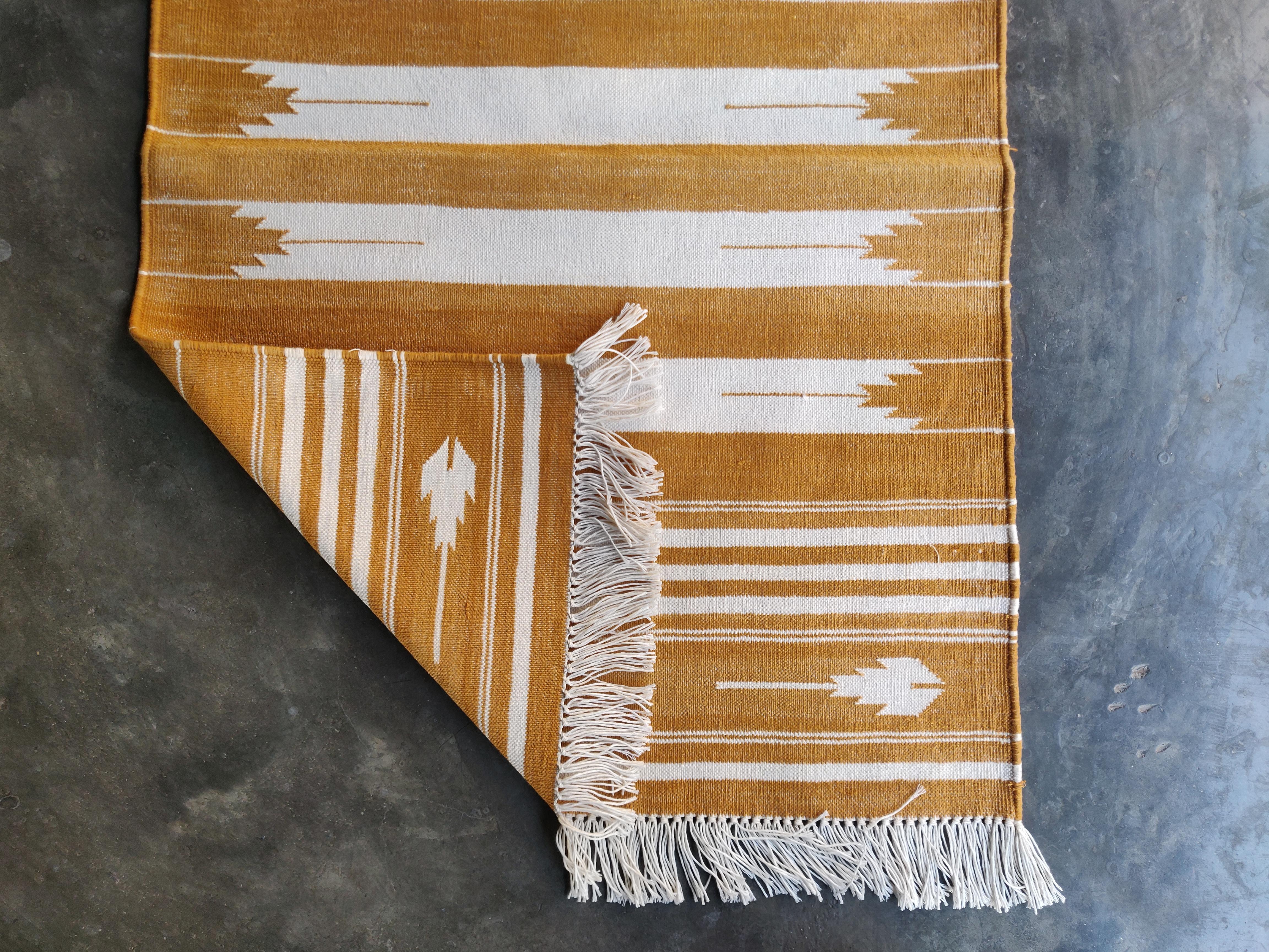 Tappeto a tessitura piatta in cotone fatto a mano, 2x3 a righe bianche e gialle, indiano Dhurrie In condizioni Nuovo in vendita a Jaipur, IN