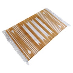 Handgefertigter Flachgewebe-Teppich aus Baumwolle, 2x3 gelb-weiß gestreifter indischer Dhurrie