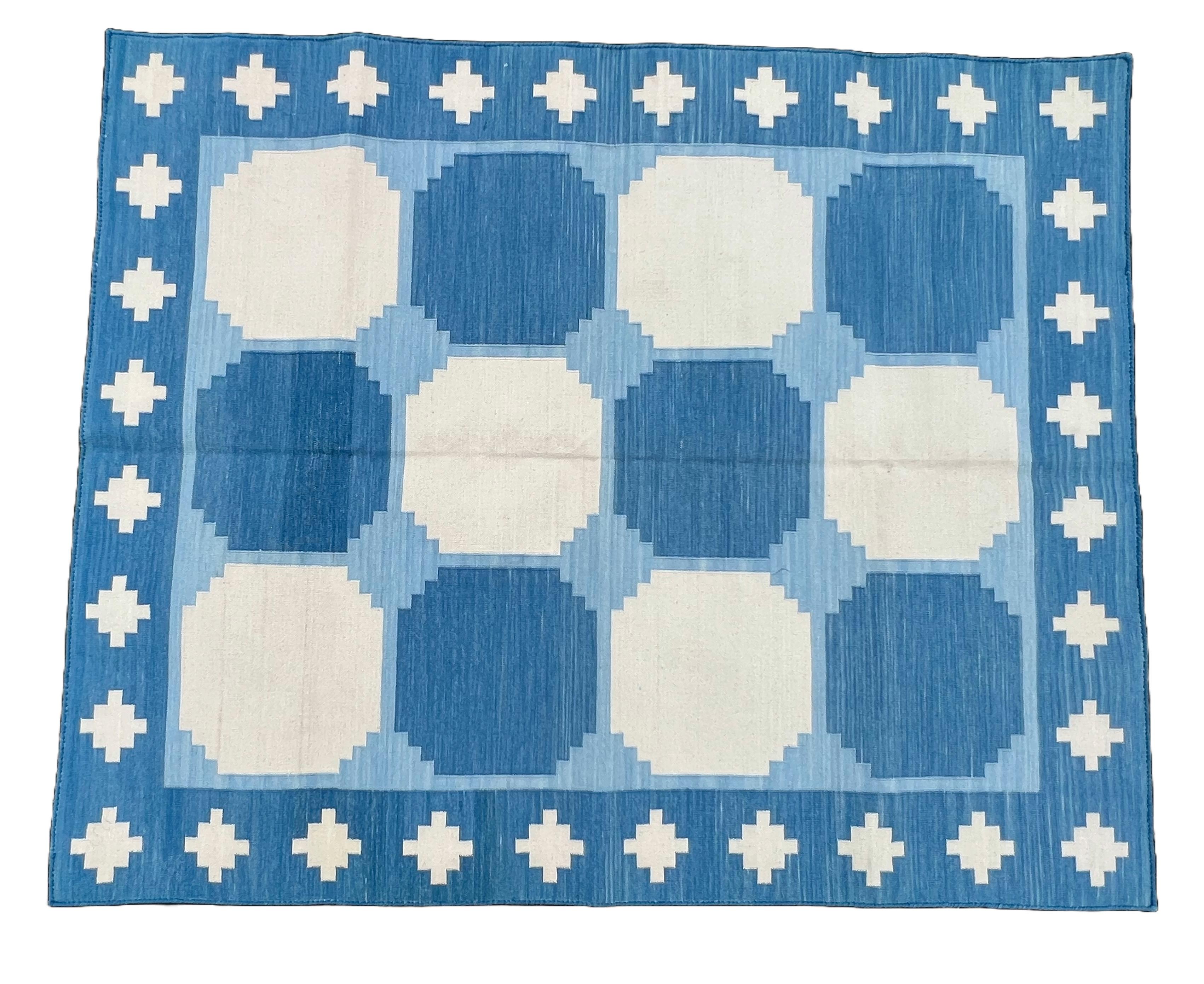 Tapis de sol en coton tissé à plat, 3.5x4.5 Bleu, blanc Tapis à carreaux indien Dhurrie en vente 2