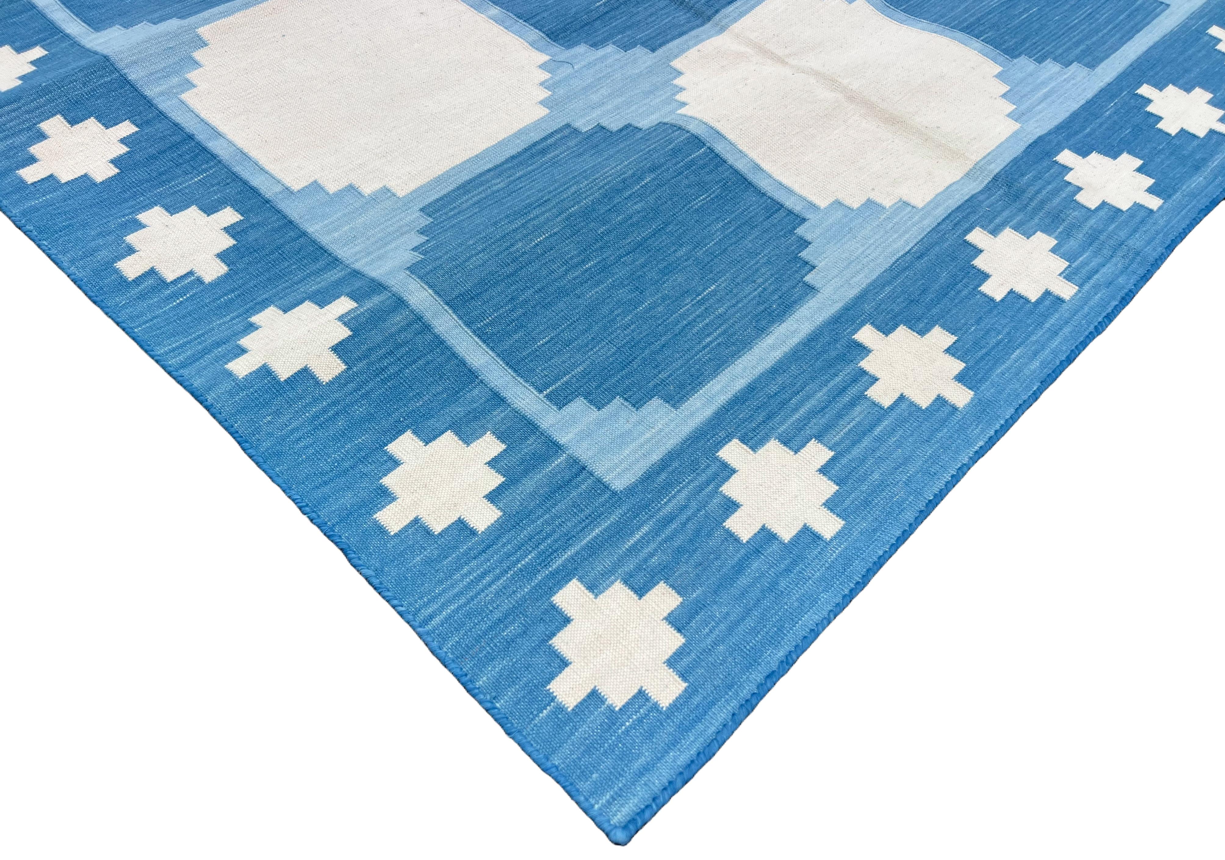 Tapis indien suédois en coton teint dans la masse, bleu et blanc, à motifs de carreaux - 105x135cm (3.5'x4.5')

Ces dhurries spéciales à tissage plat sont tissées à la main avec du fil 100 % coton 15 plis. En raison des techniques de fabrication