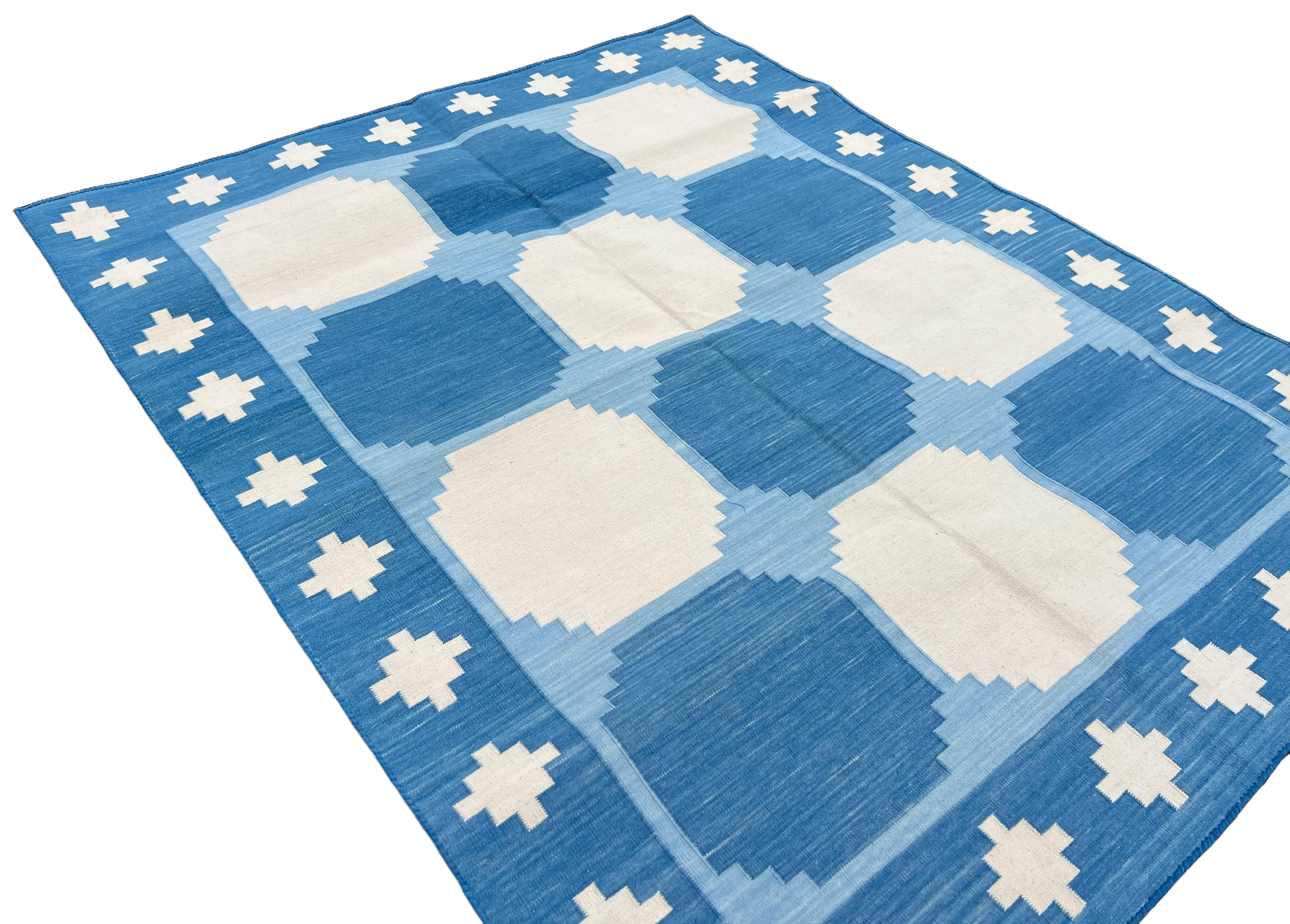 Indien Tapis de sol en coton tissé à plat, 3.5x4.5 Bleu, blanc Tapis à carreaux indien Dhurrie en vente