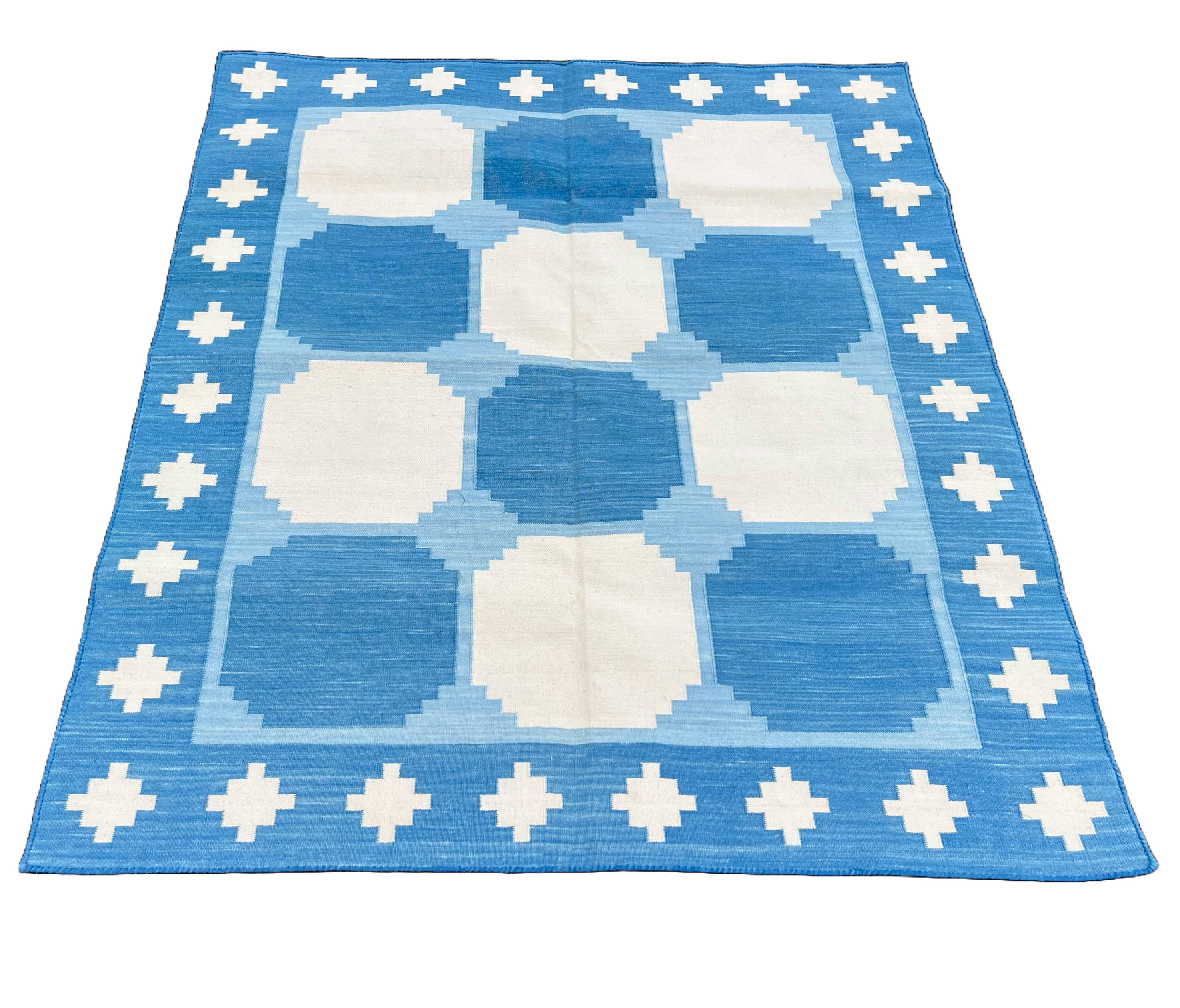 Tissé à la main Tapis de sol en coton tissé à plat, 3.5x4.5 Bleu, blanc Tapis à carreaux indien Dhurrie en vente