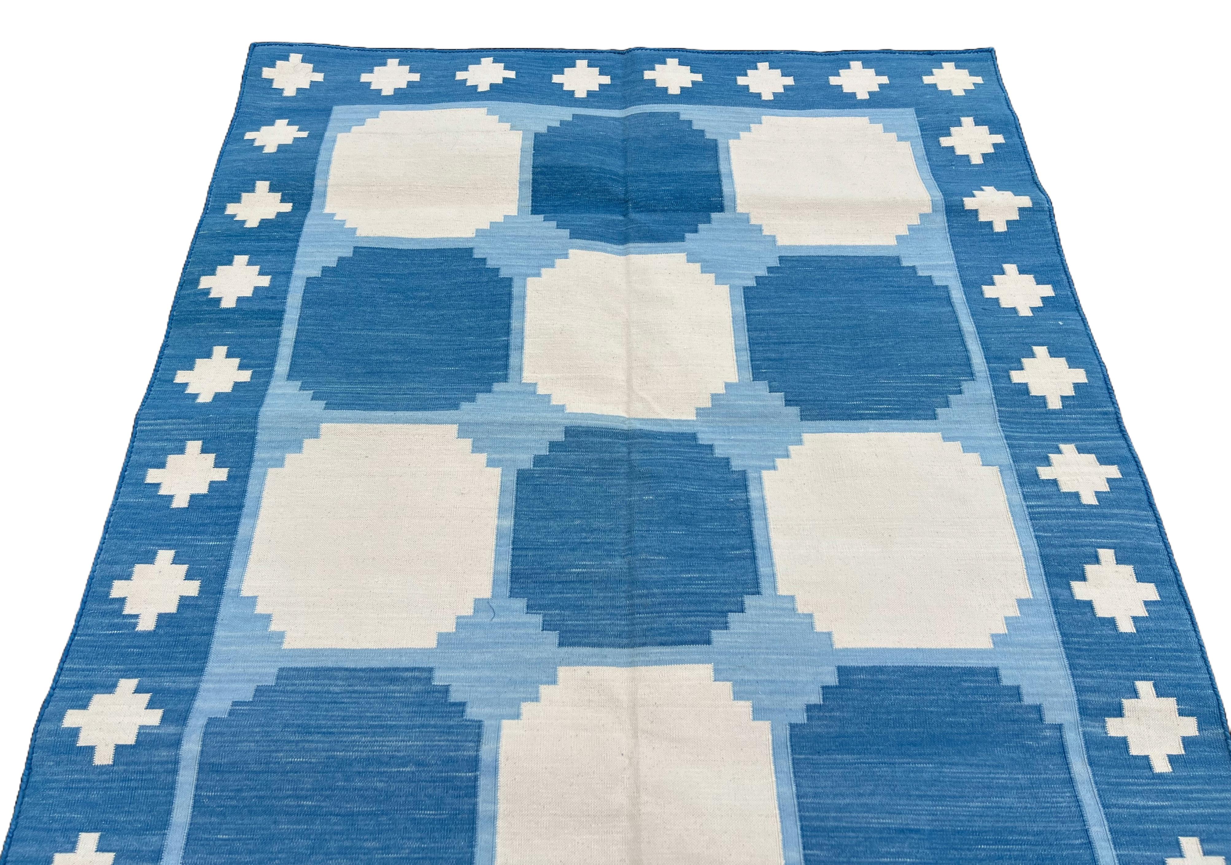 Tapis de sol en coton tissé à plat, 3.5x4.5 Bleu, blanc Tapis à carreaux indien Dhurrie Neuf - En vente à Jaipur, IN