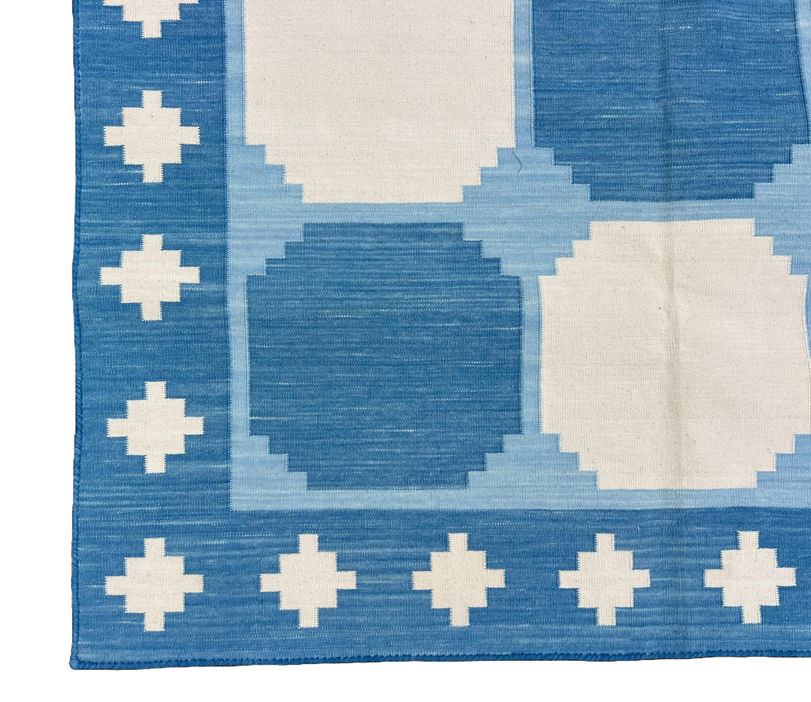 XXIe siècle et contemporain Tapis de sol en coton tissé à plat, 3.5x4.5 Bleu, blanc Tapis à carreaux indien Dhurrie en vente