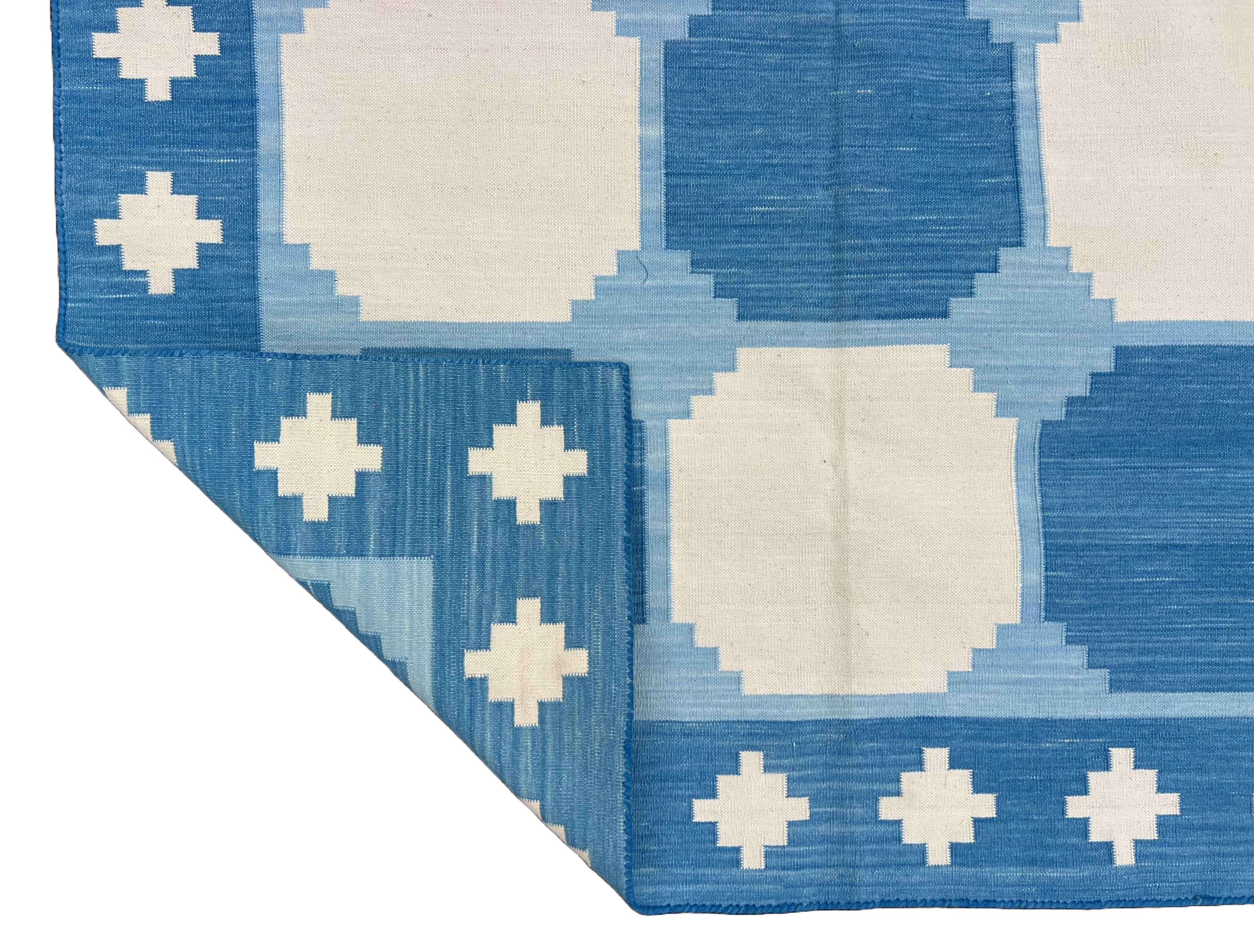 Coton Tapis de sol en coton tissé à plat, 3.5x4.5 Bleu, blanc Tapis à carreaux indien Dhurrie en vente