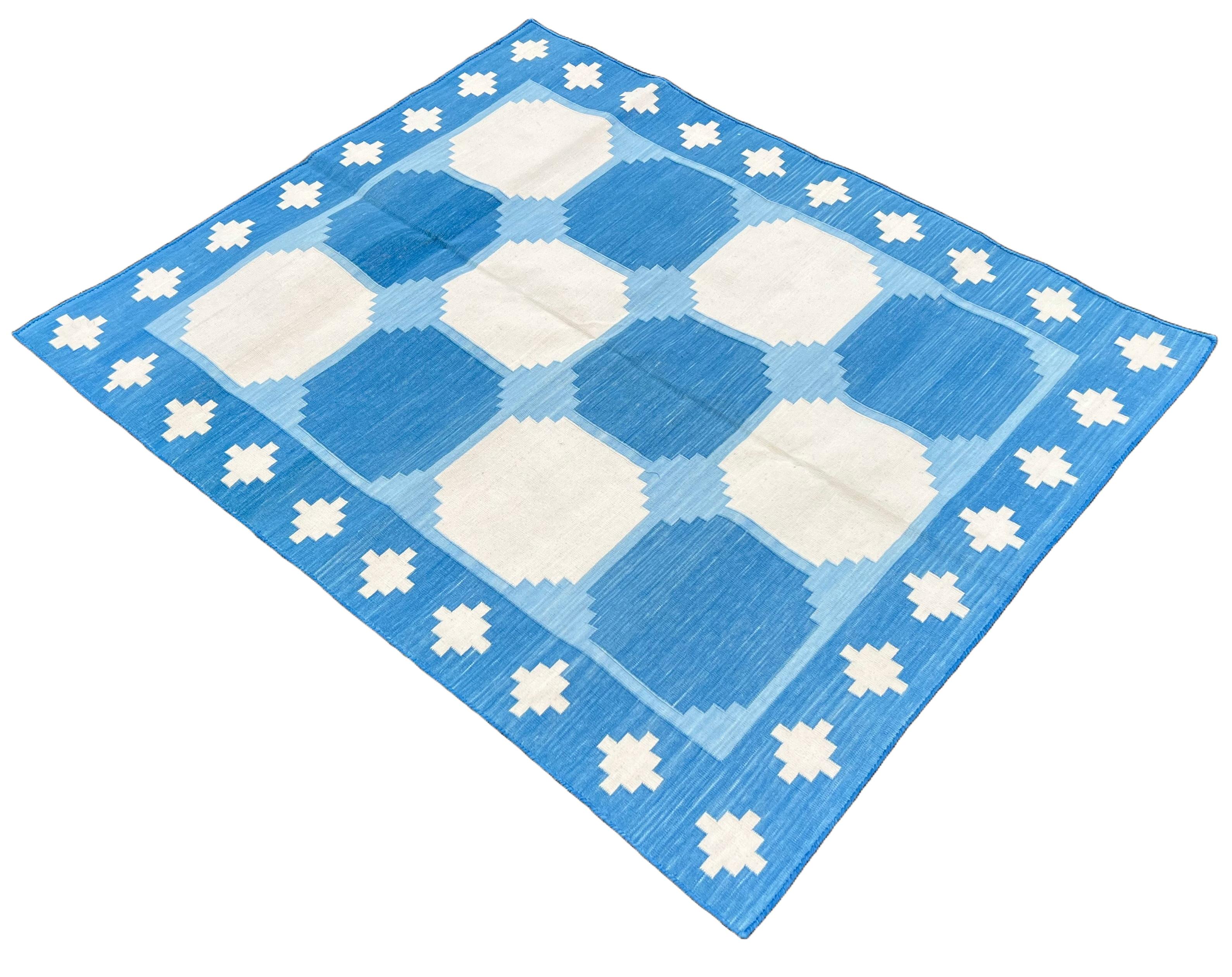 Tapis de sol en coton tissé à plat, 3.5x4.5 Bleu, blanc Tapis à carreaux indien Dhurrie en vente 1