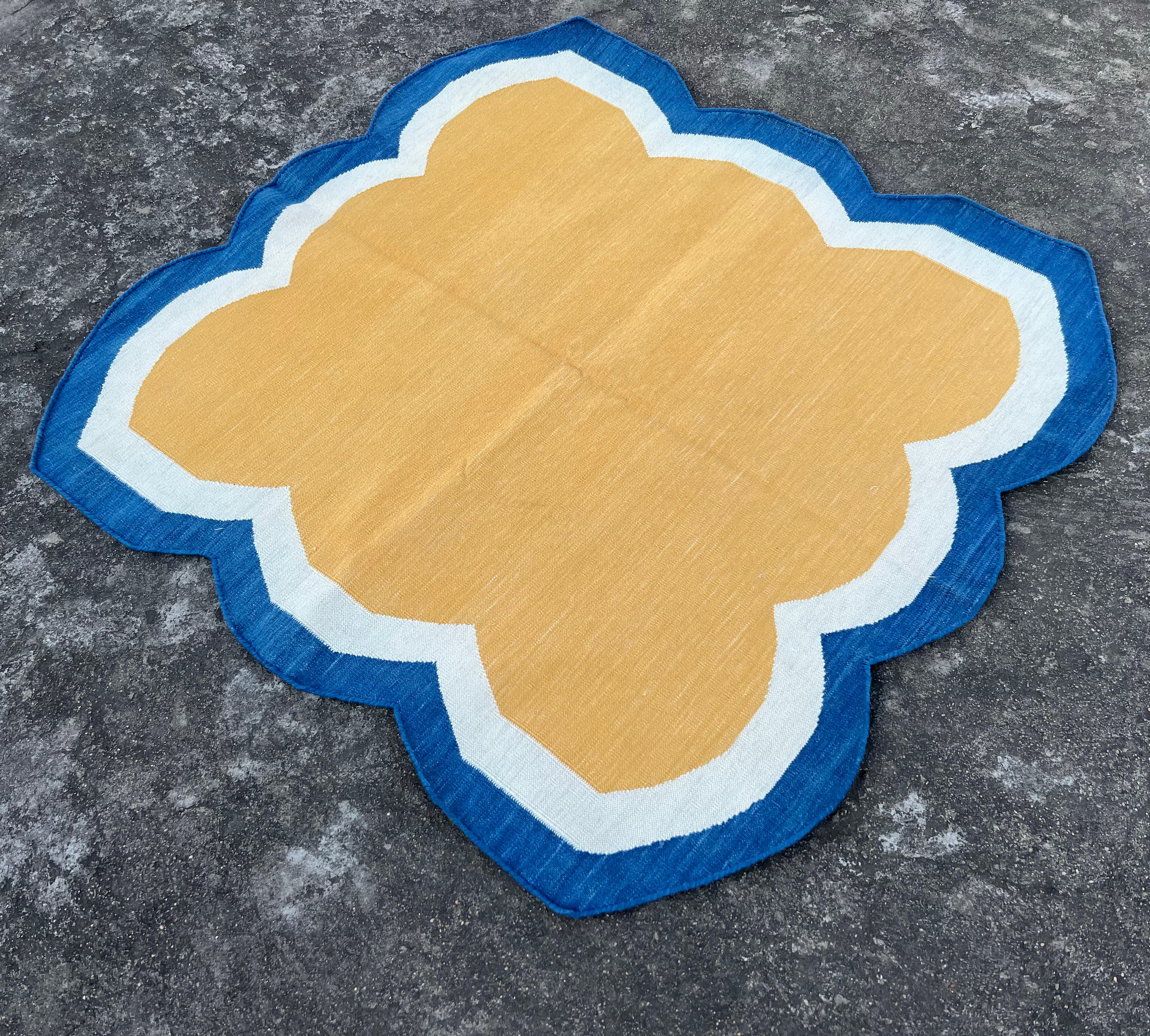 Tapis festonné à quatre côtés en coton teint végétal jaune, crème et bleu indigo - 3 x 3 pieds 
(Les coquilles Saint-Jacques sont servies sur les quatre faces)
Ces dhurries spéciales à tissage plat sont tissées à la main avec du fil 100 % coton 15