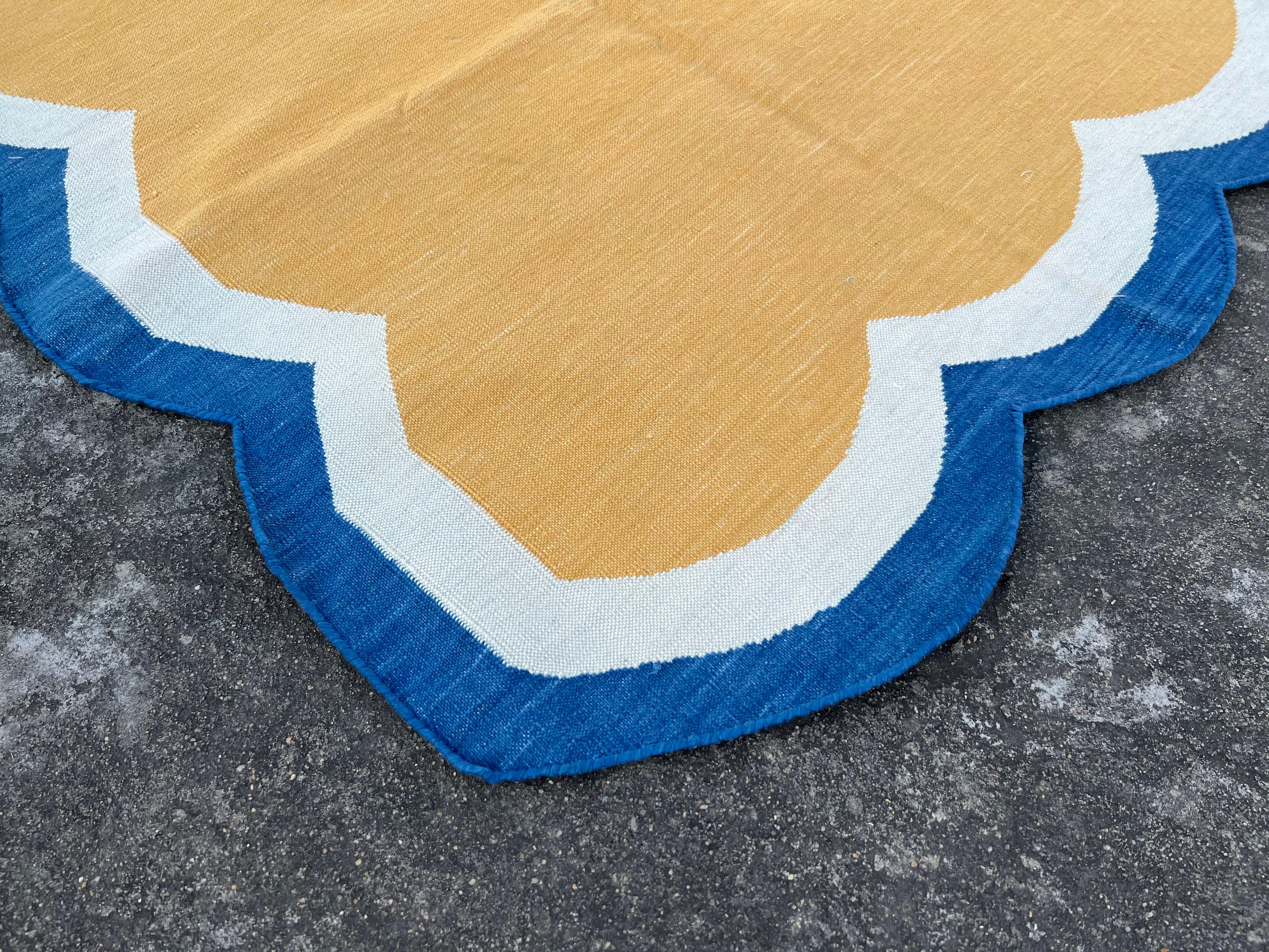 Mid-Century Modern Tapis Kilim Dhurrie à tissage plat fait à la main, 3 x 3, jaune et bleu festonné en vente