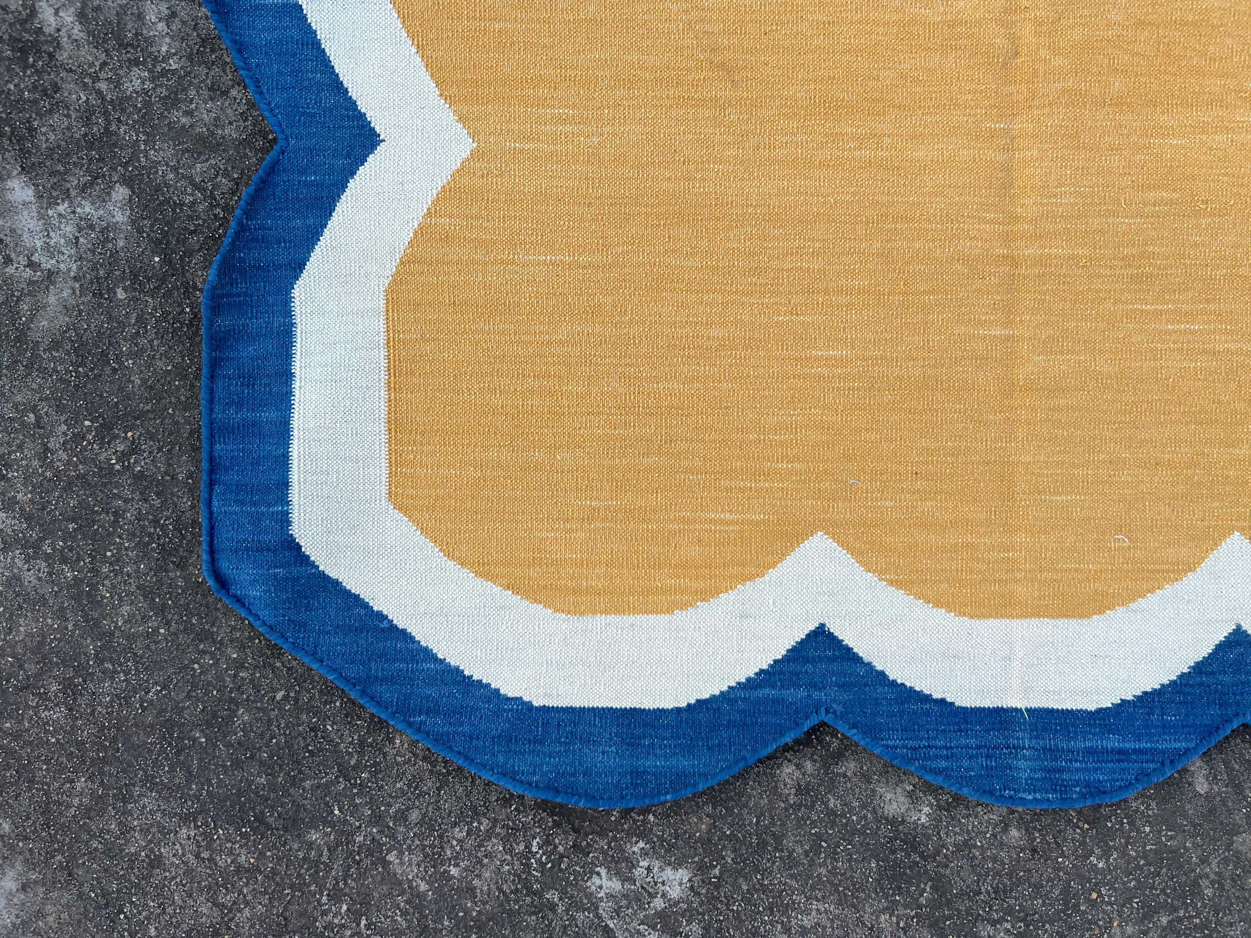 Handmade Cotton Area Flat Weave Rug, 3x3 Yellow And Blue Scalloped Kilim Dhurrie In New Condition For Sale In Jaipur, IN