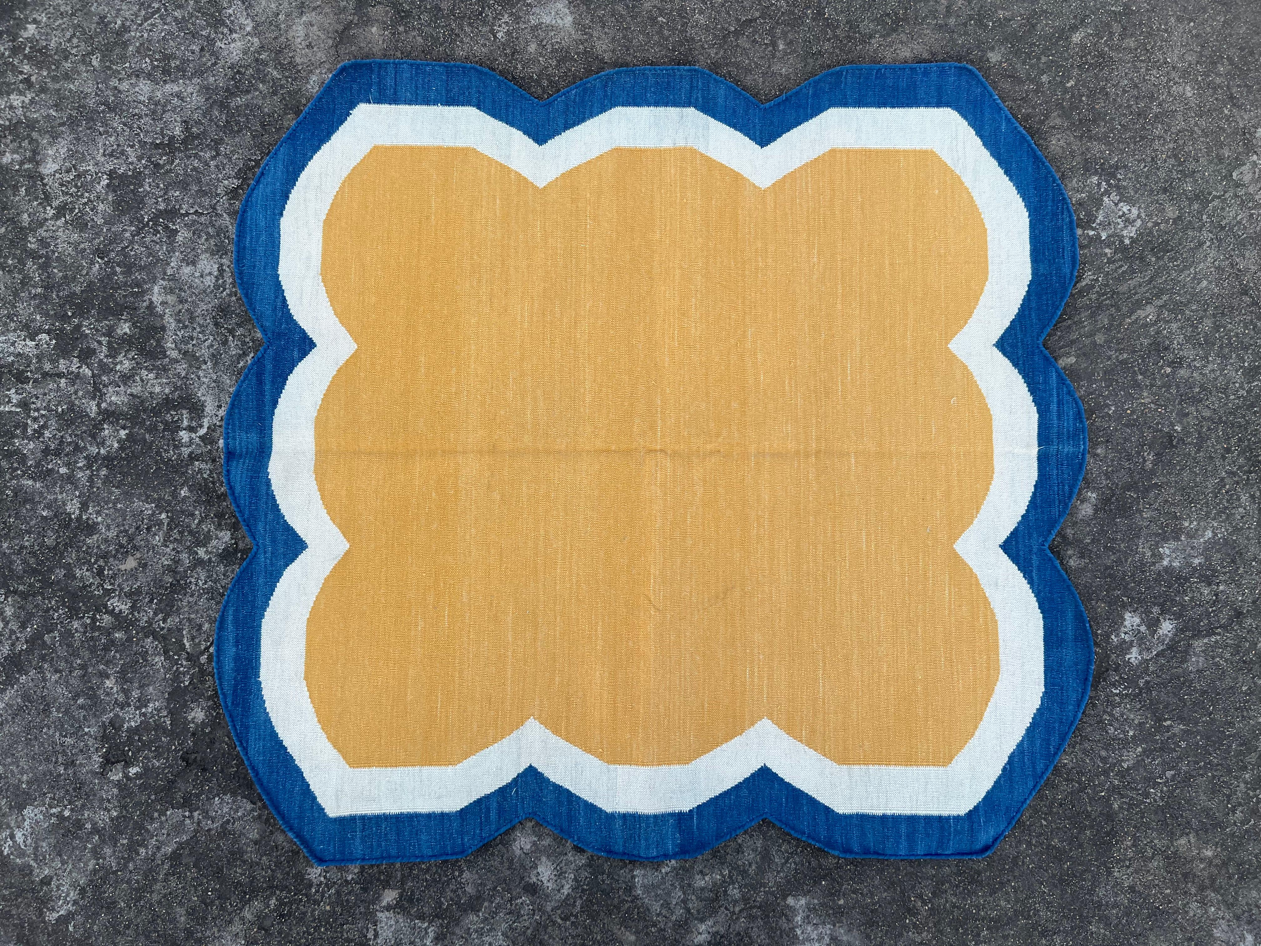 Coton Tapis Kilim Dhurrie à tissage plat fait à la main, 3 x 3, jaune et bleu festonné en vente