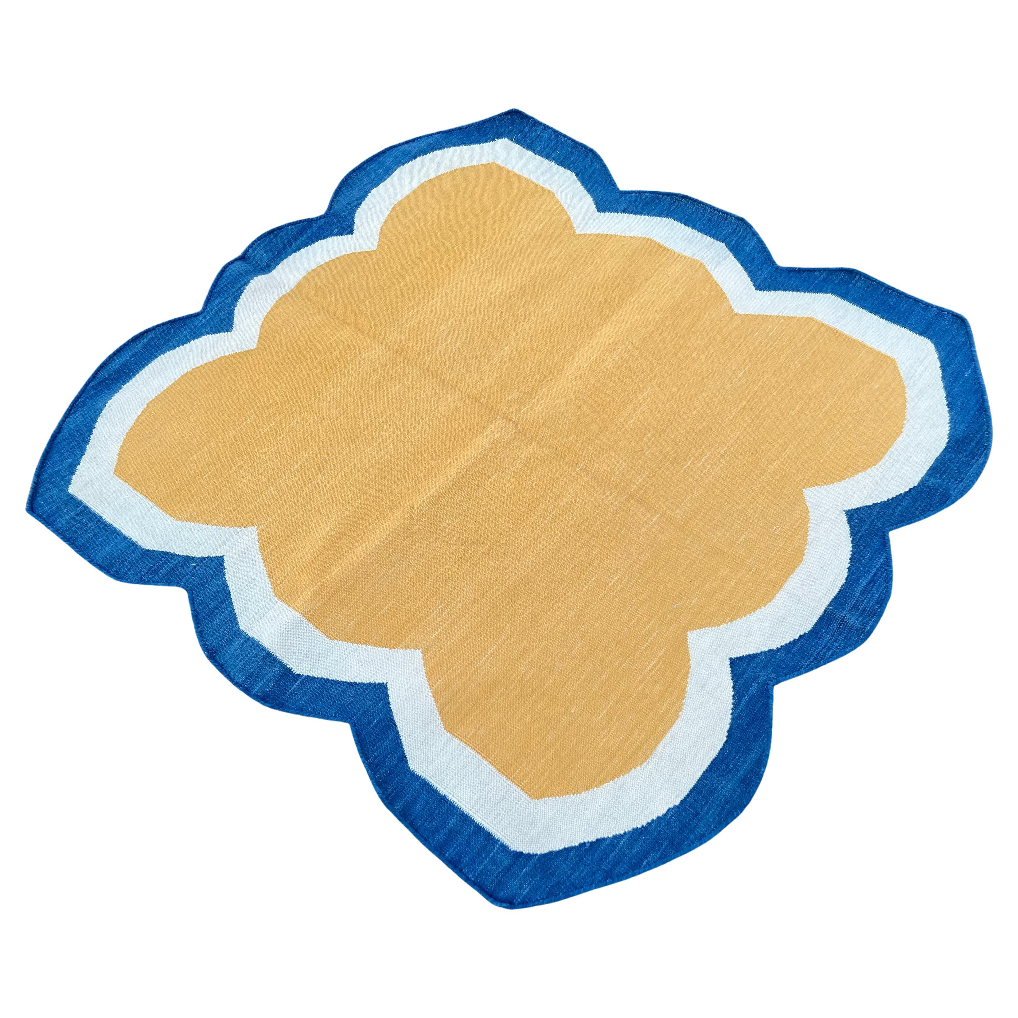 Handgefertigter Flachgewebe-Teppich aus Baumwolle, 3x3 Gelber und blauer, gewellter Kelim Dhurrie mit Wellenschliff im Angebot