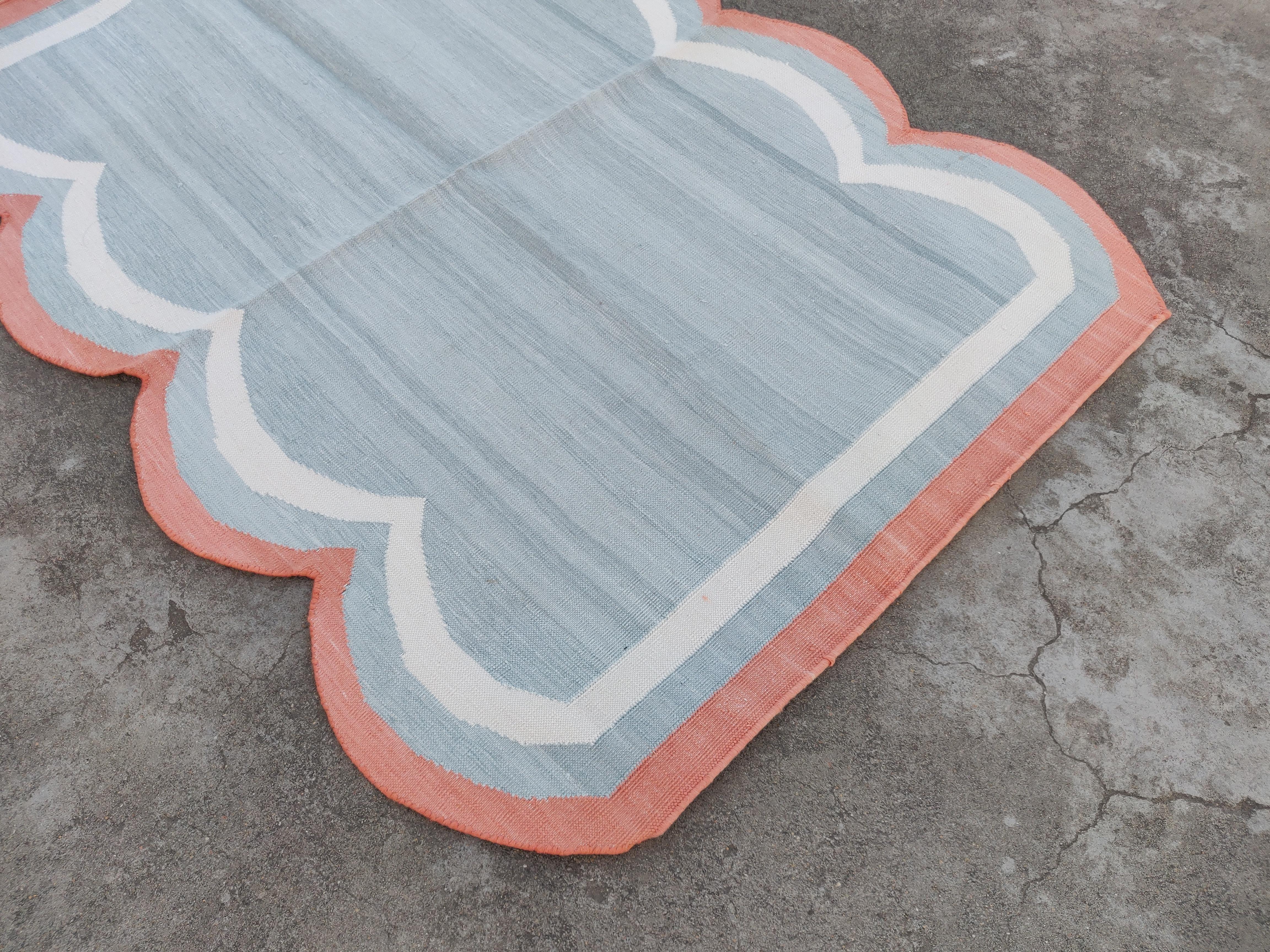 Hand-Woven Handmade Cotton Area Flat Weave Rug, 3x4 Grey And Coral Scalloped Indian Dhurrie For Sale