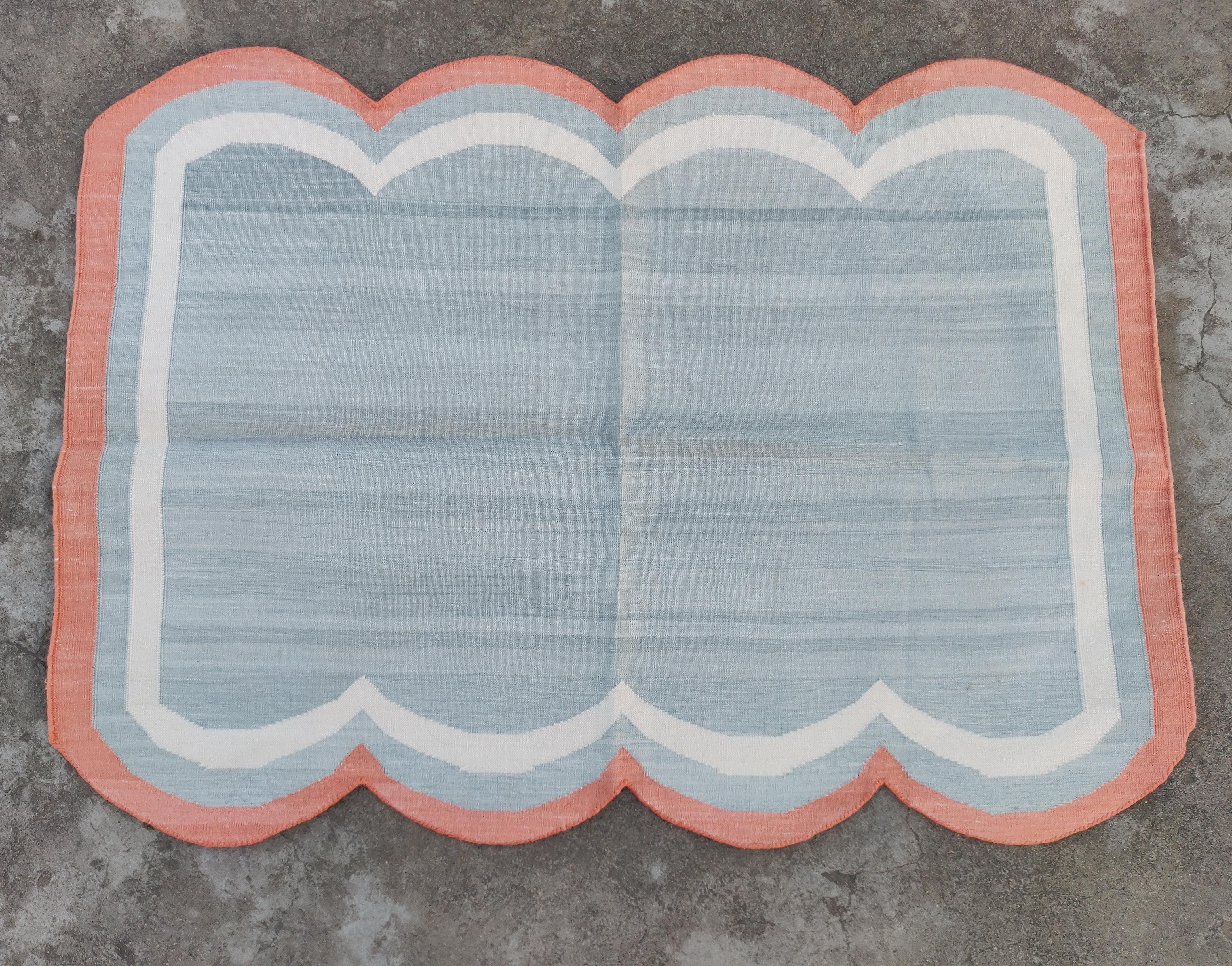 Handgefertigter Flachgewebe-Teppich aus Baumwolle, 3x4 Grau und Koralle mit Wellenschliff, indischer Dhurrie (Handgewebt) im Angebot